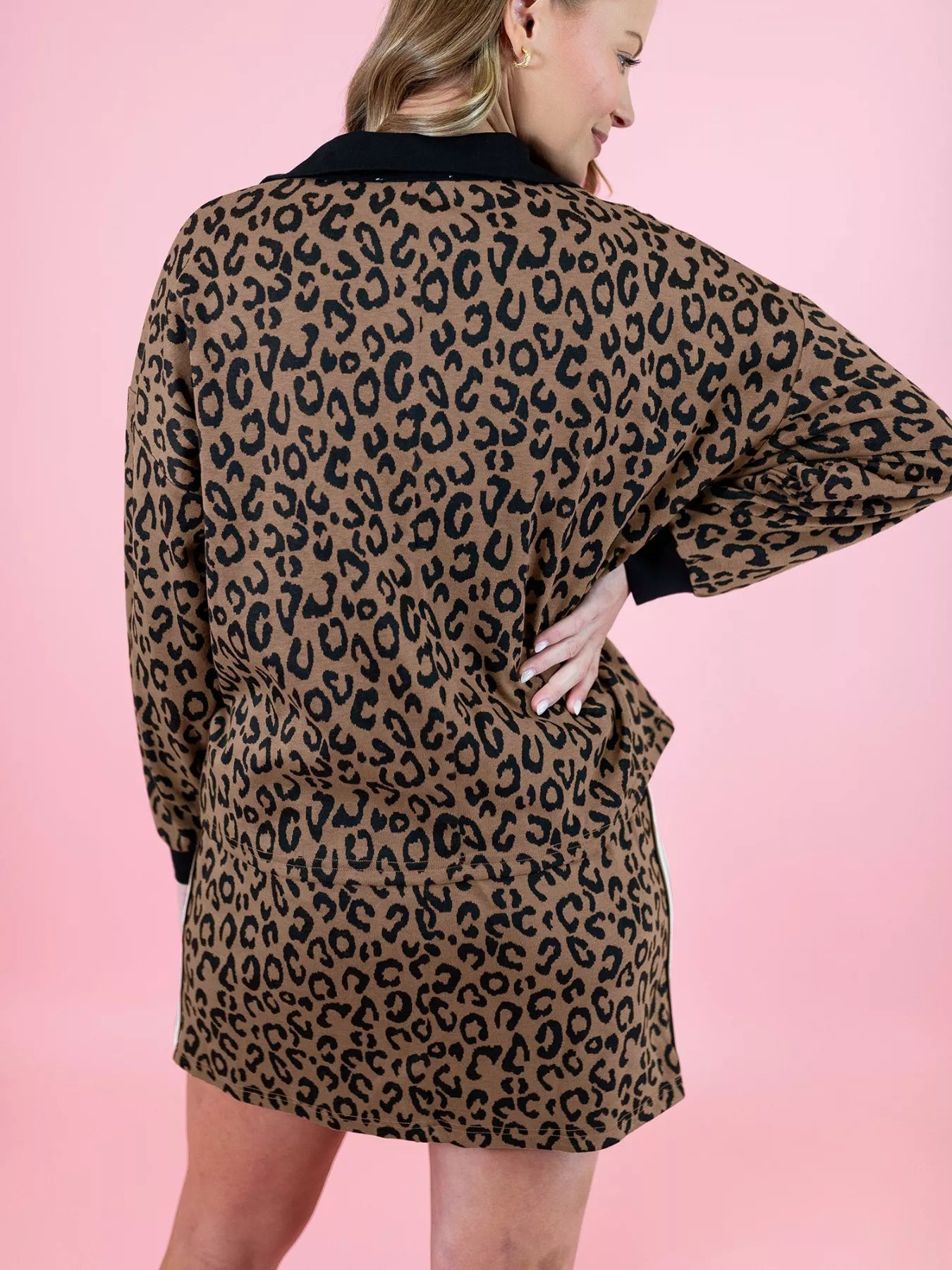 Conjunto de sudadera de medio cierre con estampado de leopardo y falda con cordón ajustable. Consulta la tabla de tallas en "más detalles".