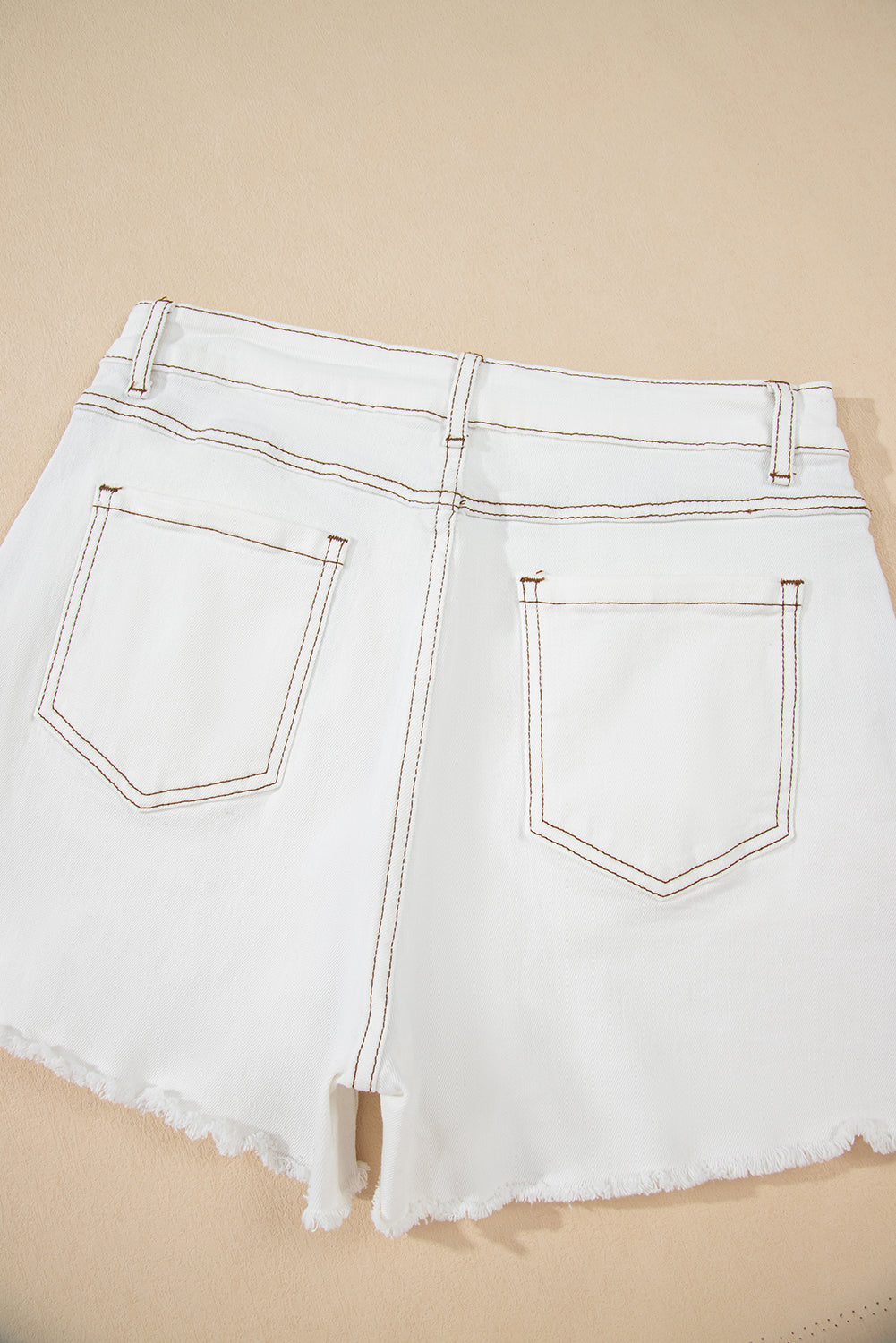 Shorts vaqueros blancos de cintura alta con bajo sin rematar