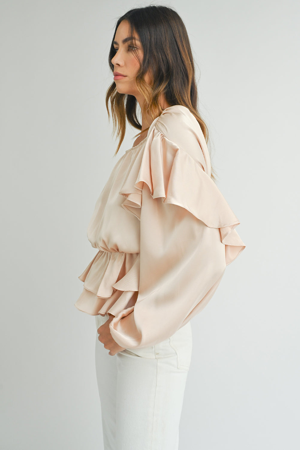 Blusa peplum con volantes, espalda con abertura tipo ojo de cerradura y cordones color avena
