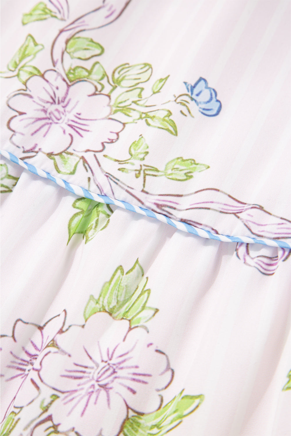 Minivestido con estampado floral a rayas rosado con ribete en contraste y cuello con aberturas y lazo