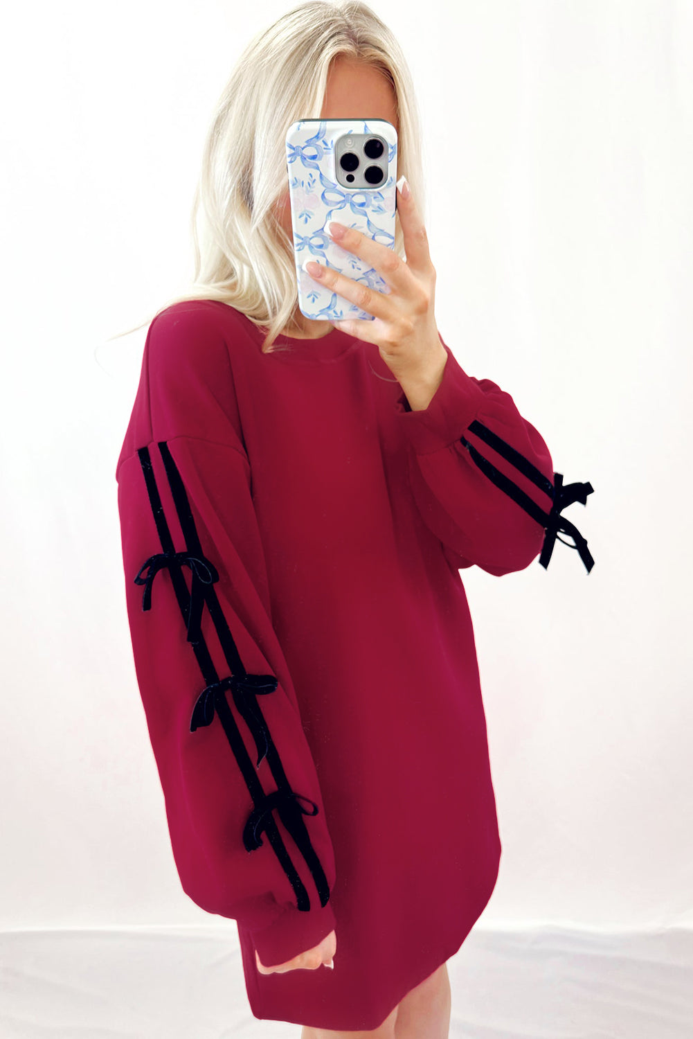 Vestido sudadera con bolsillos, detalle de lazo y hombros caídos en rojo carreras con rayas en contraste