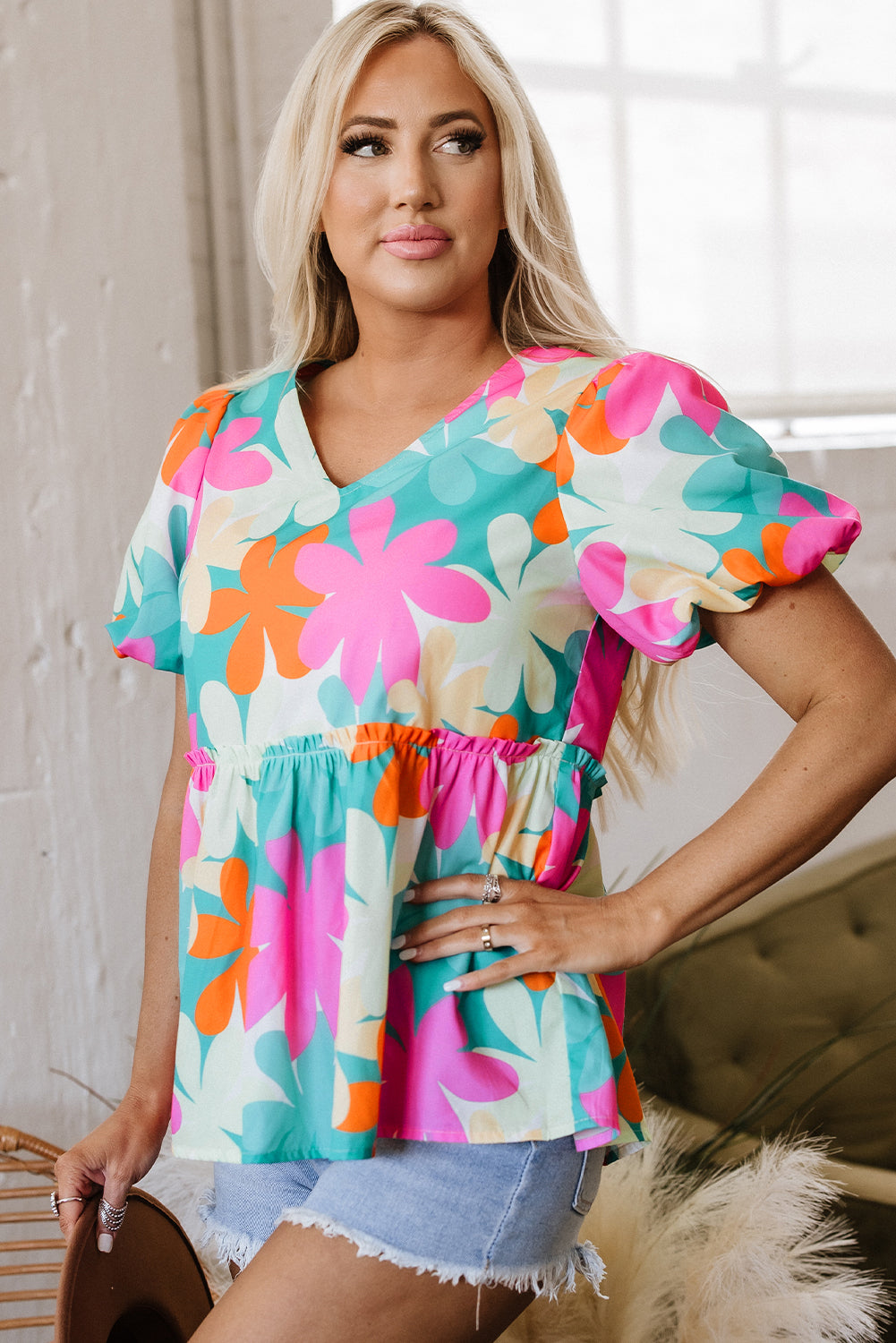 Blusa peplum con estampado floral rosa, cuello en V y mangas abullonadas