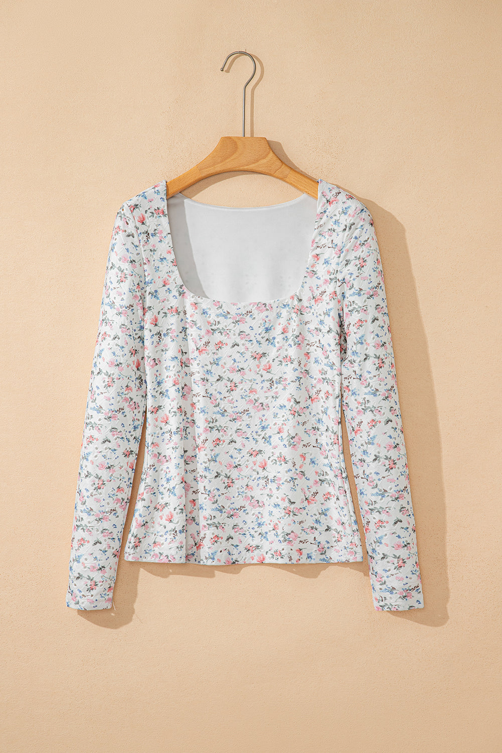 Top de manga larga entallado con cuello cuadrado y estampado floral blanco texturizado