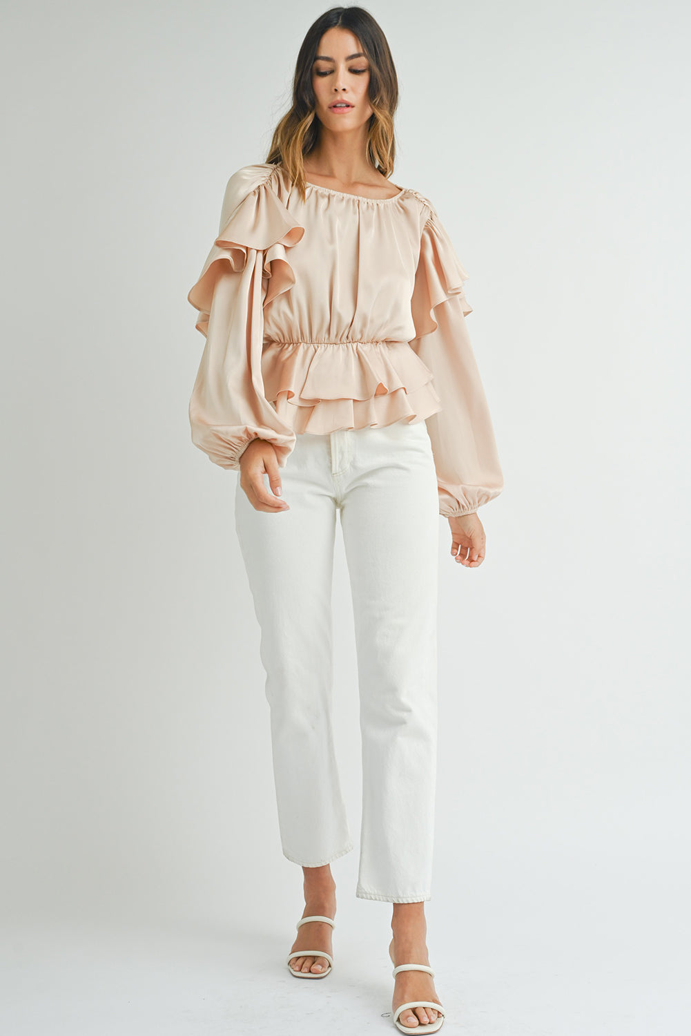 Blusa peplum con volantes, espalda con abertura tipo ojo de cerradura y cordones color avena