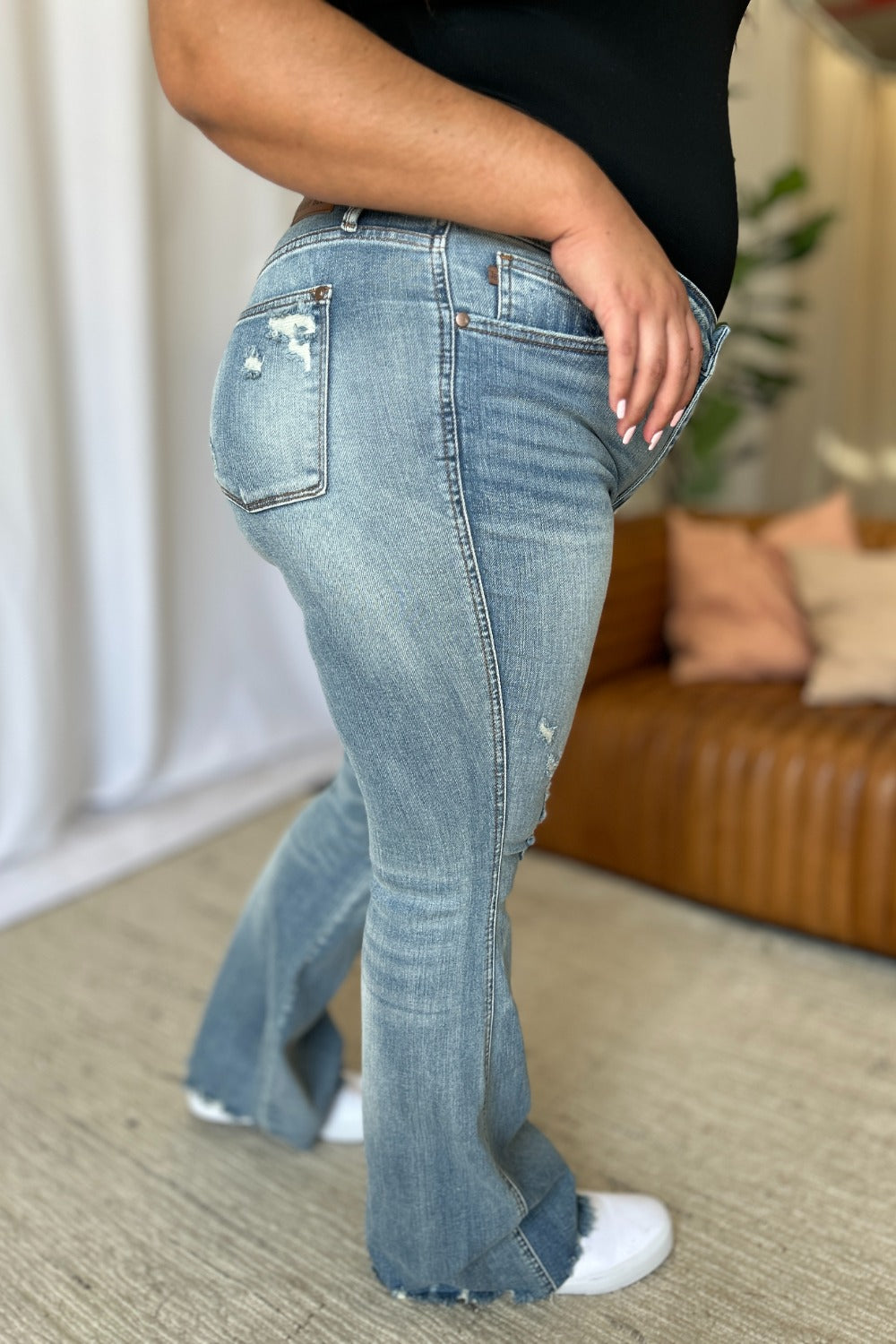 Judy Blue Talla Completa Tiro Medio Control Abdomen Acampanado Roto
