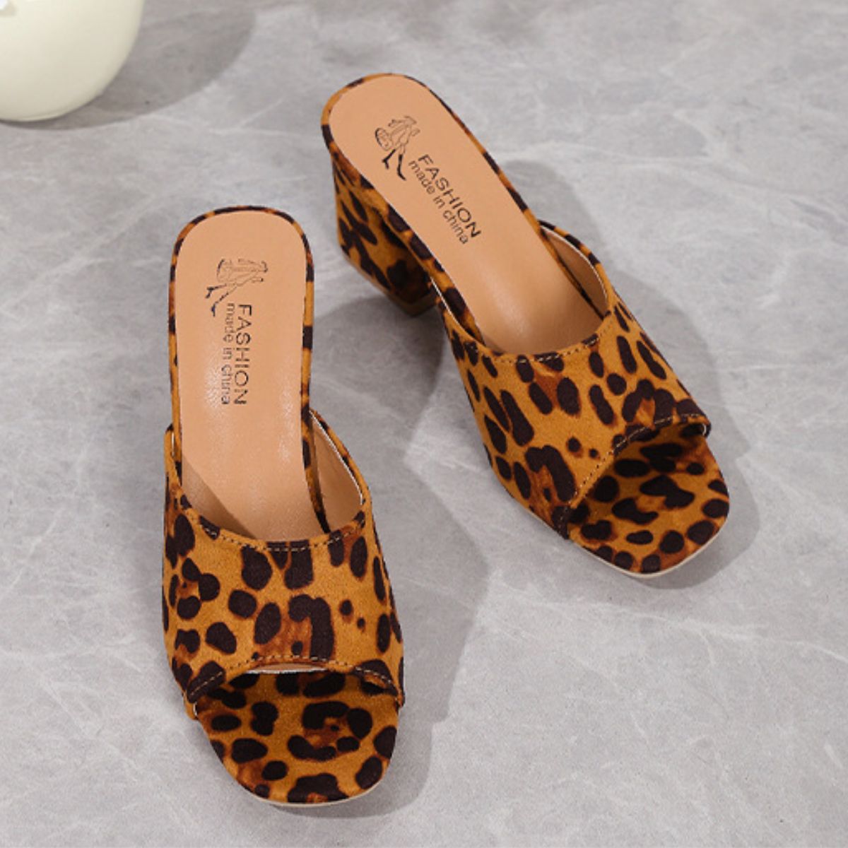 Sandalias de tacón de bloque de gamuza con estampado de leopardo