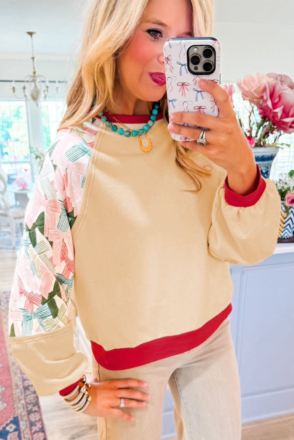 Top beige con lazo estampado, retales, manga raglán y bordes en contraste.