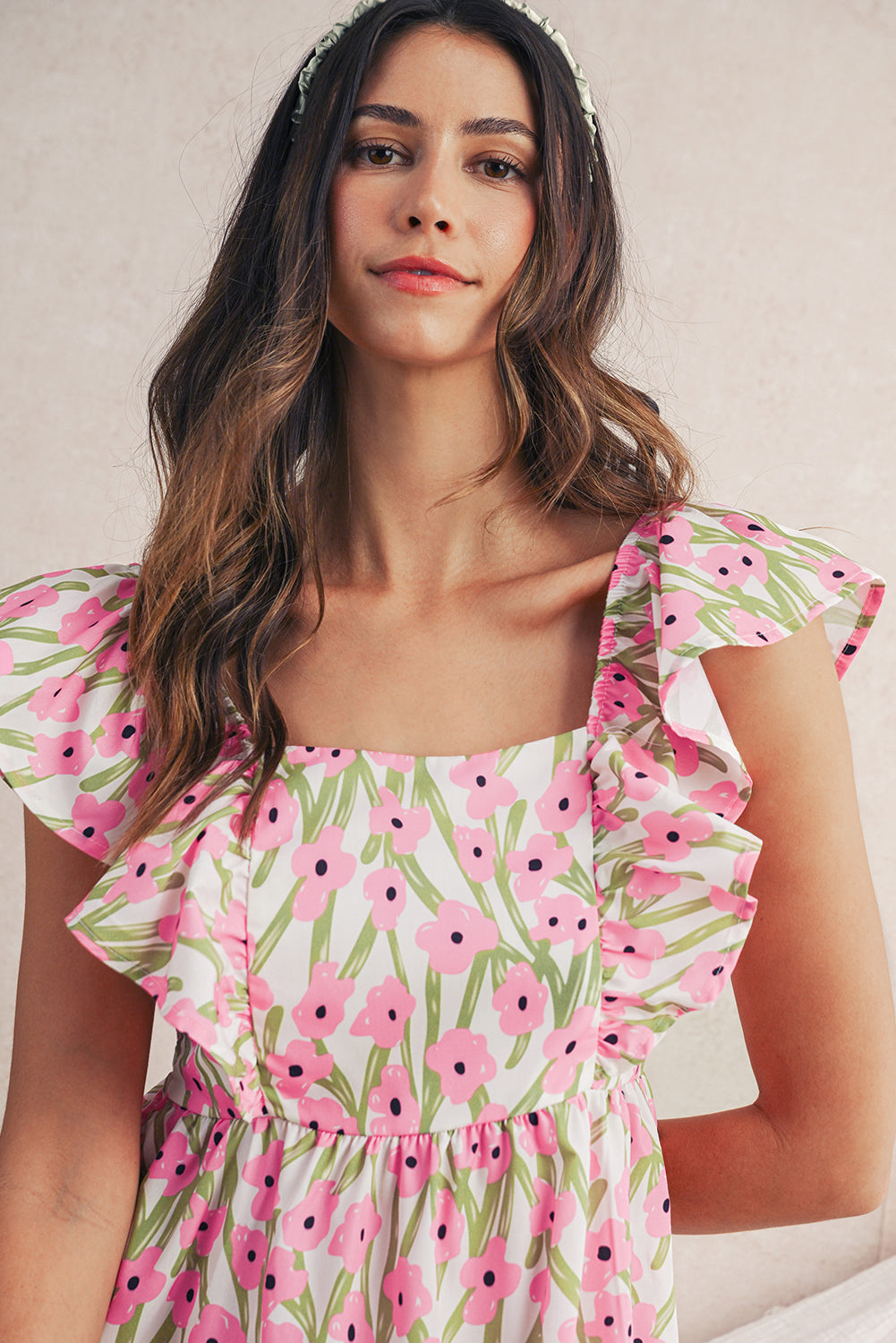 Maxivestido con estampado floral azul, escote cuadrado y tirantes con volantes