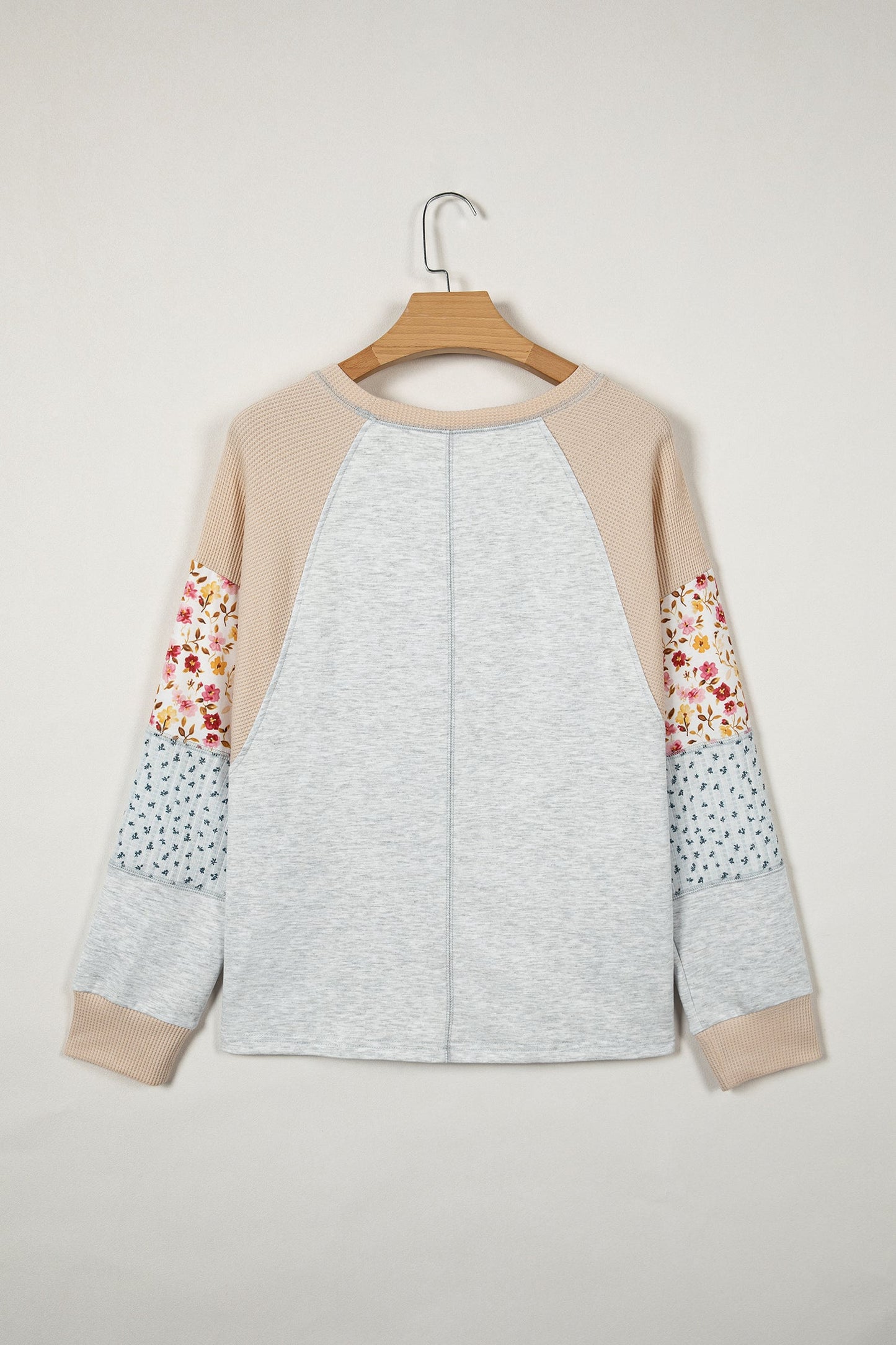 Camiseta tipo jersey de retales con costuras expuestas, manga raglán y estampado mixto gris claro