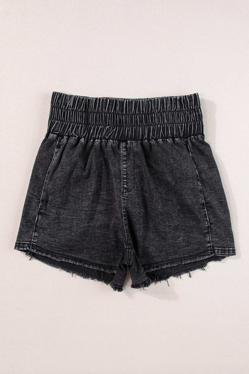 Shorts de mezclilla negros con cintura alta fruncida y lavado mineral
