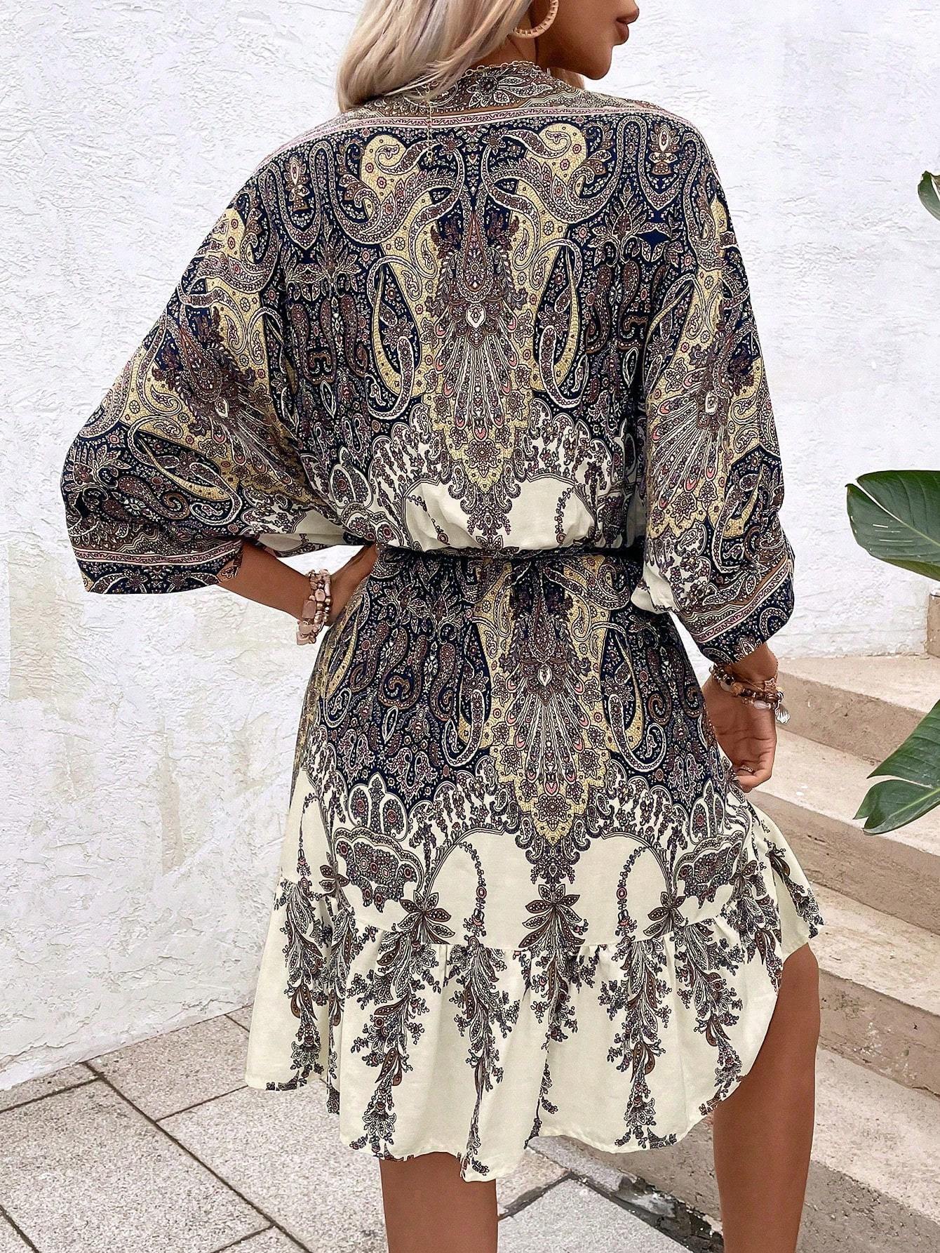 Vestido con estampado de Paisley, manga murciélago, borlas en el frente y bajo con volantes