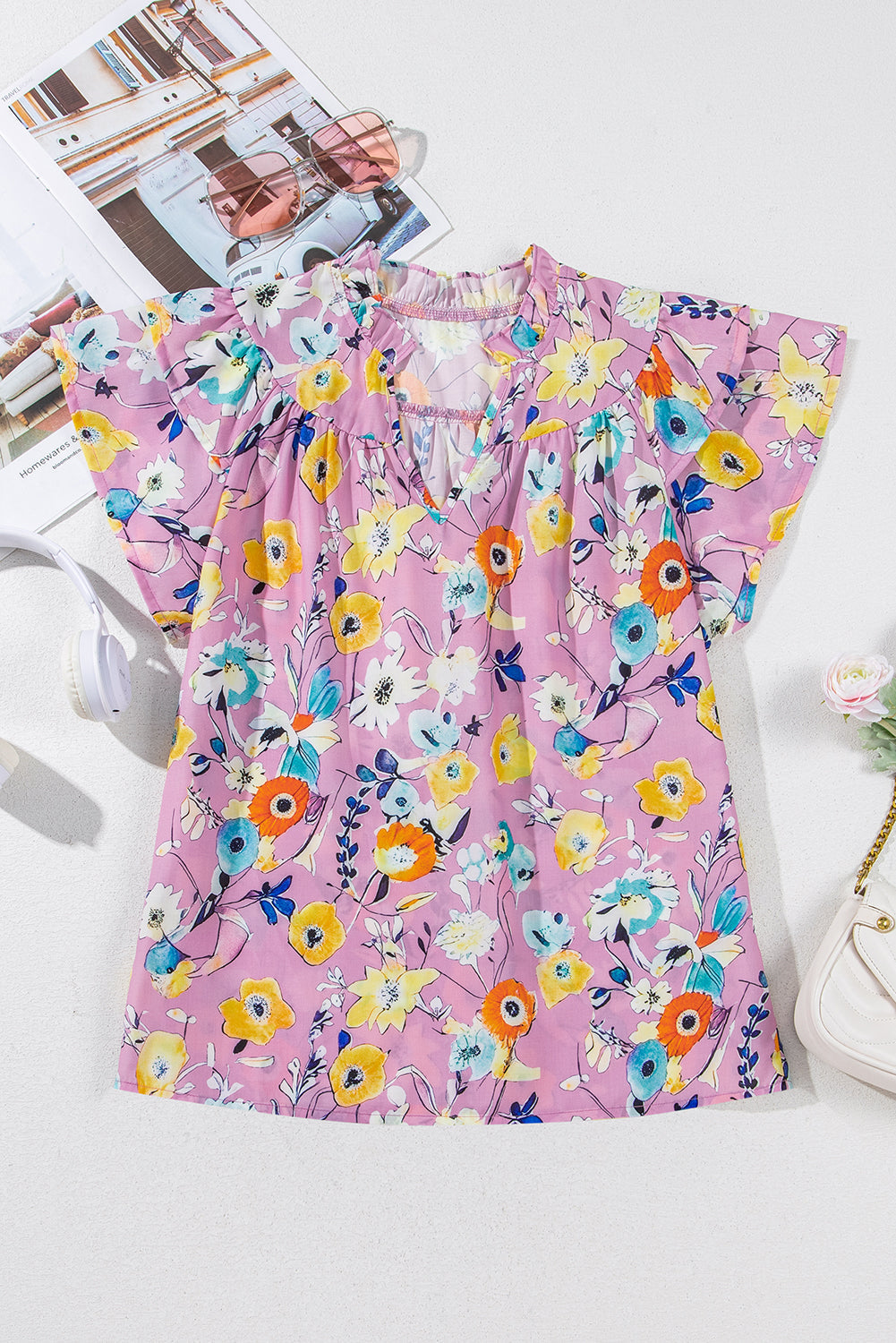 Top floral rosa con manga mariposa y cuello en V