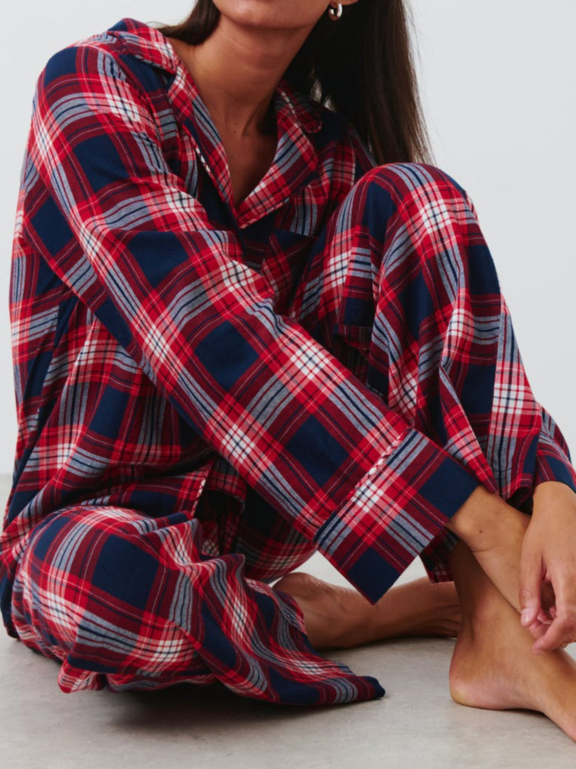 Conjunto de salón de camisa y pantalón con cuello de cuadros y botones