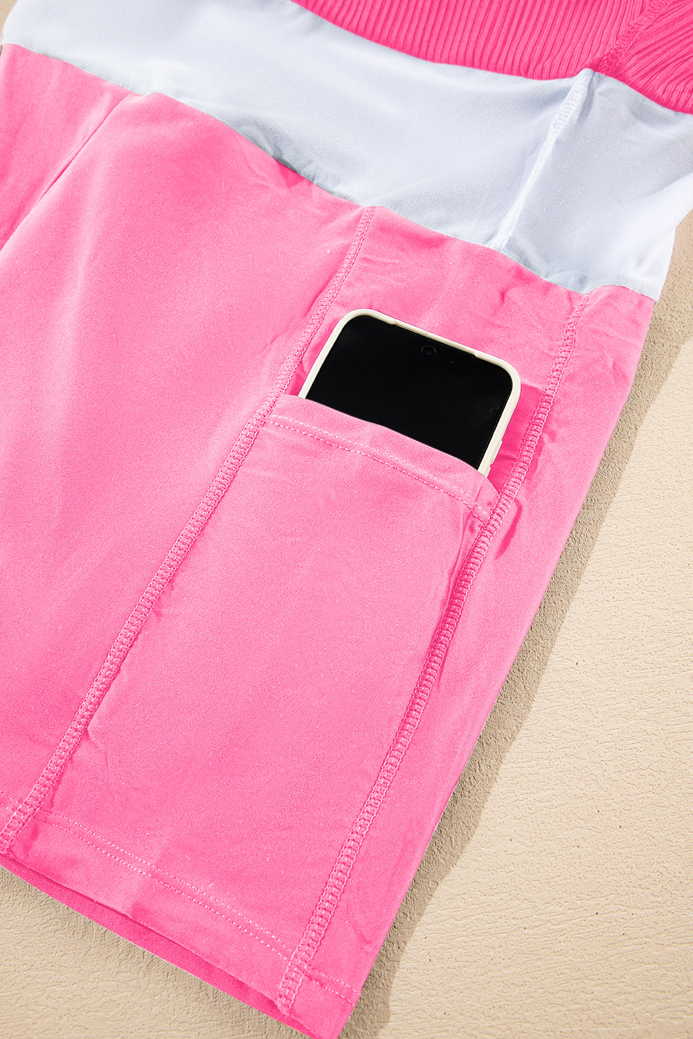 Vestido de baño forrado con bolsillos, bloques de color rosa brillante y borde acanalado