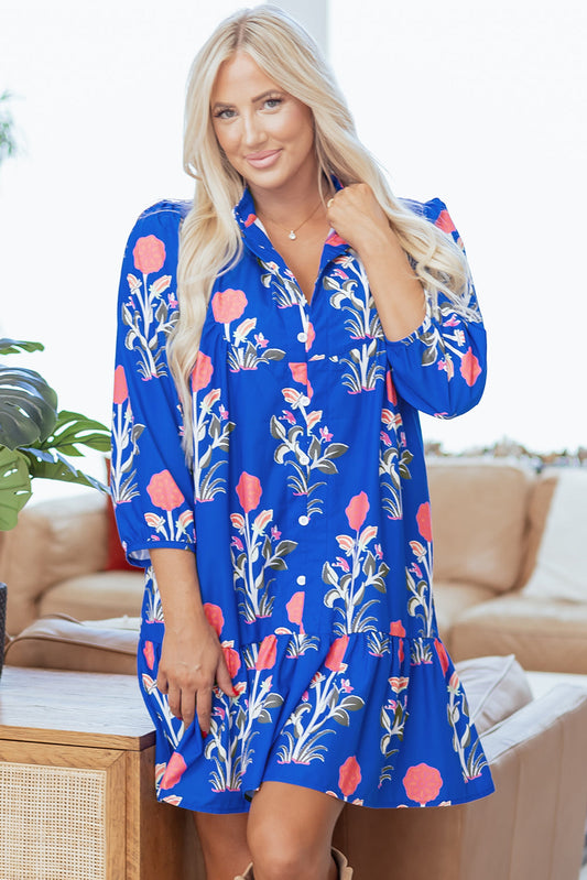 Vestido con estampado floral azul, detalle de botones, manga 3/4 abullonada y bajo con volantes
