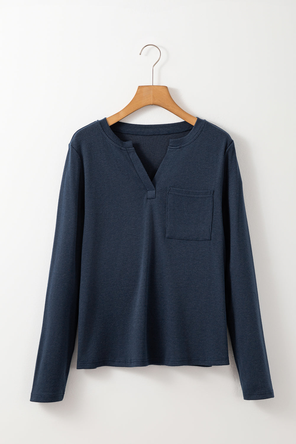 Camiseta de manga larga con cuello de pico, bolsillo y parche, color azul sucio