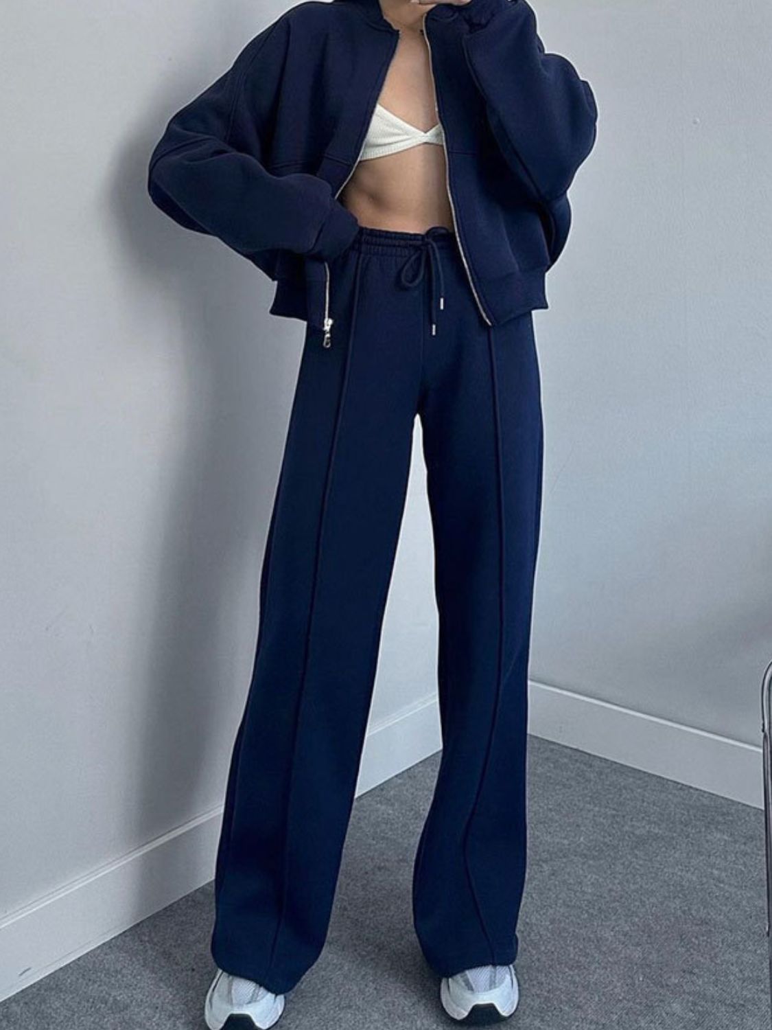 Conjunto de top con cremallera y cuello estilo béisbol y pantalones con cordón