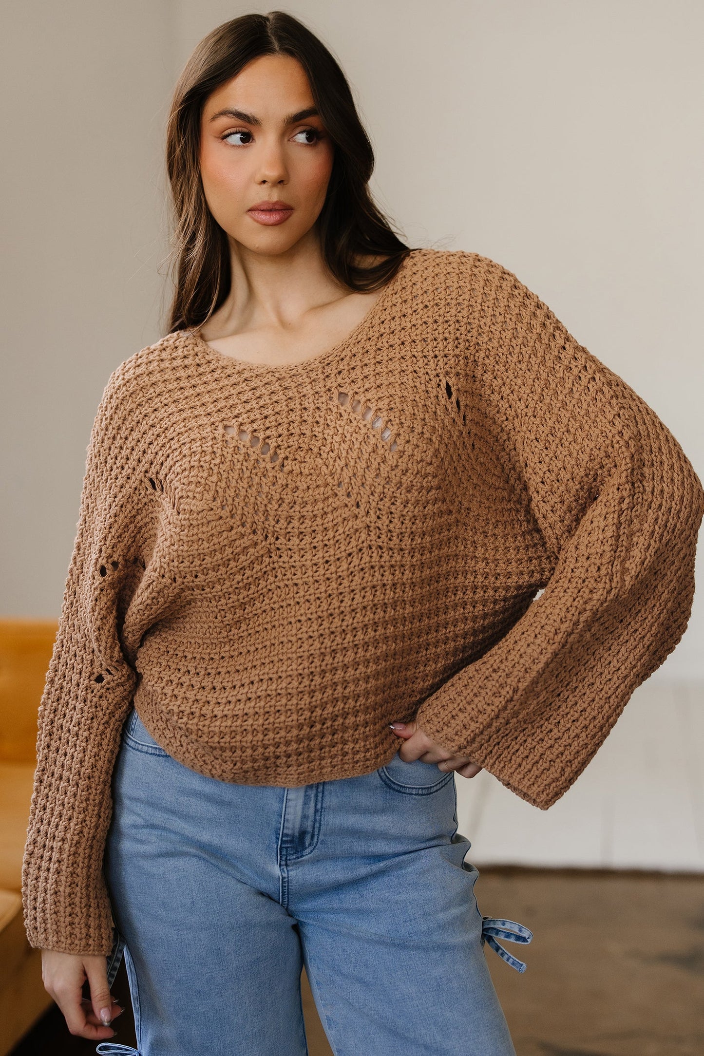 Suéter holgado con mangas anchas y detalles calados blancos