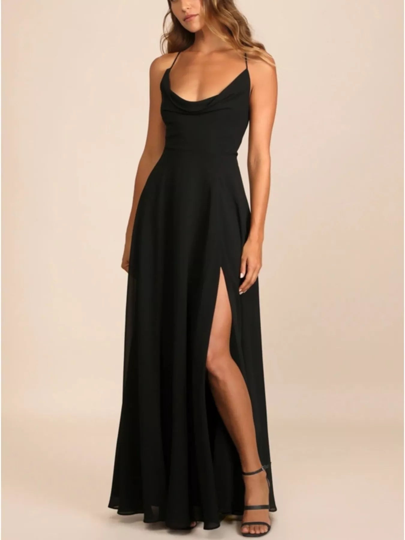 Vestido largo con cuello vuelto y abertura