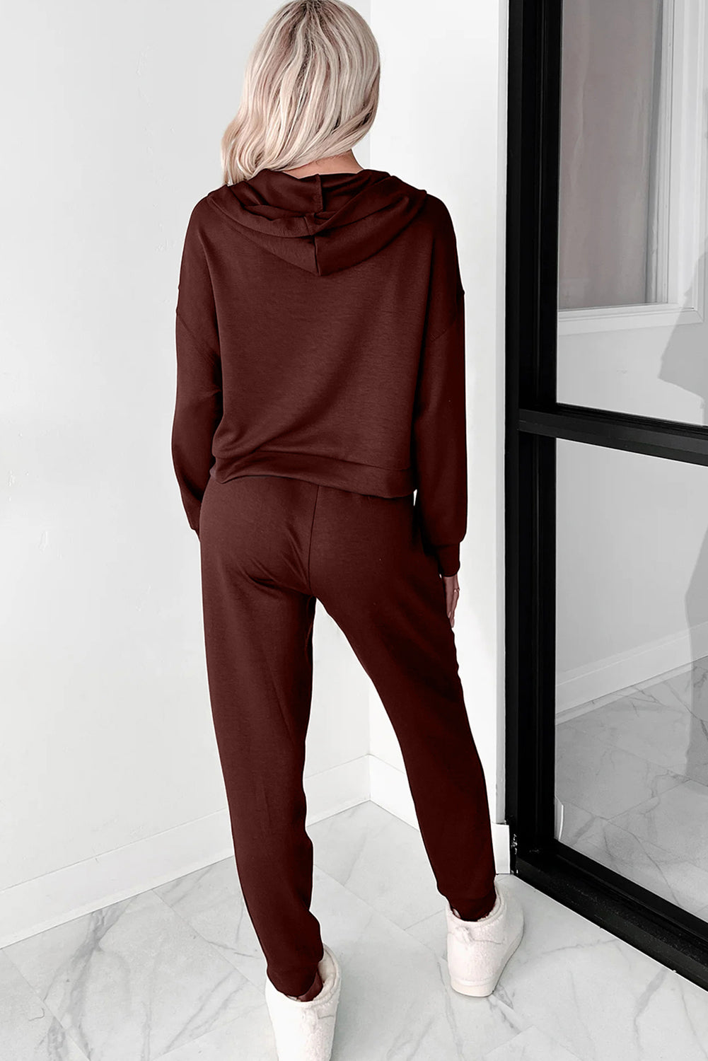 Conjunto de 2 piezas de Sudadera Corta con Capucha, Cordón, Botones y Jogger color café de achicoria