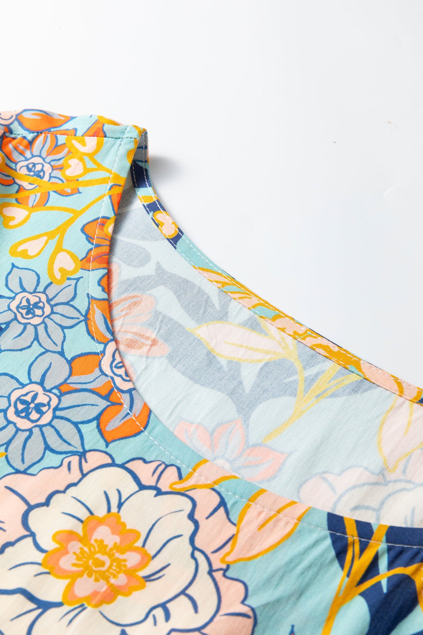 Vestido mini fluido floral con volantes y manga larga talla grande azul