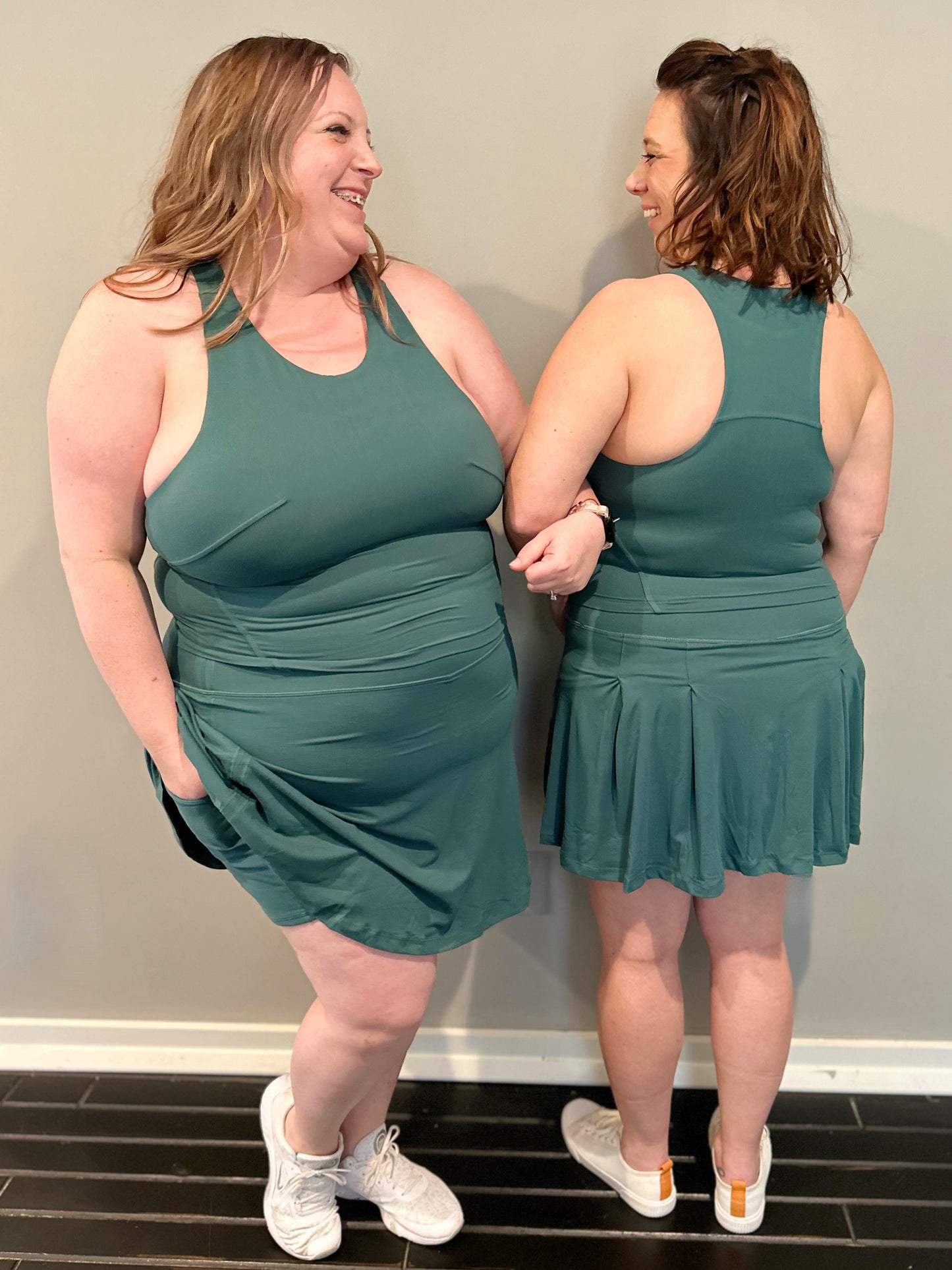 Top corto con espalda deportiva Get Moving en verde Everglade