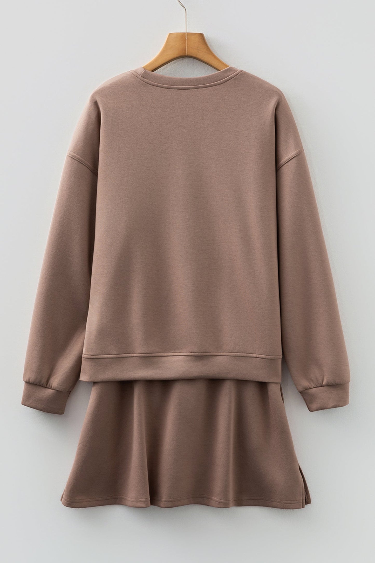 Conjunto de 2 piezas: Sudadera con hombros caídos color café liso y minifalda con cordón