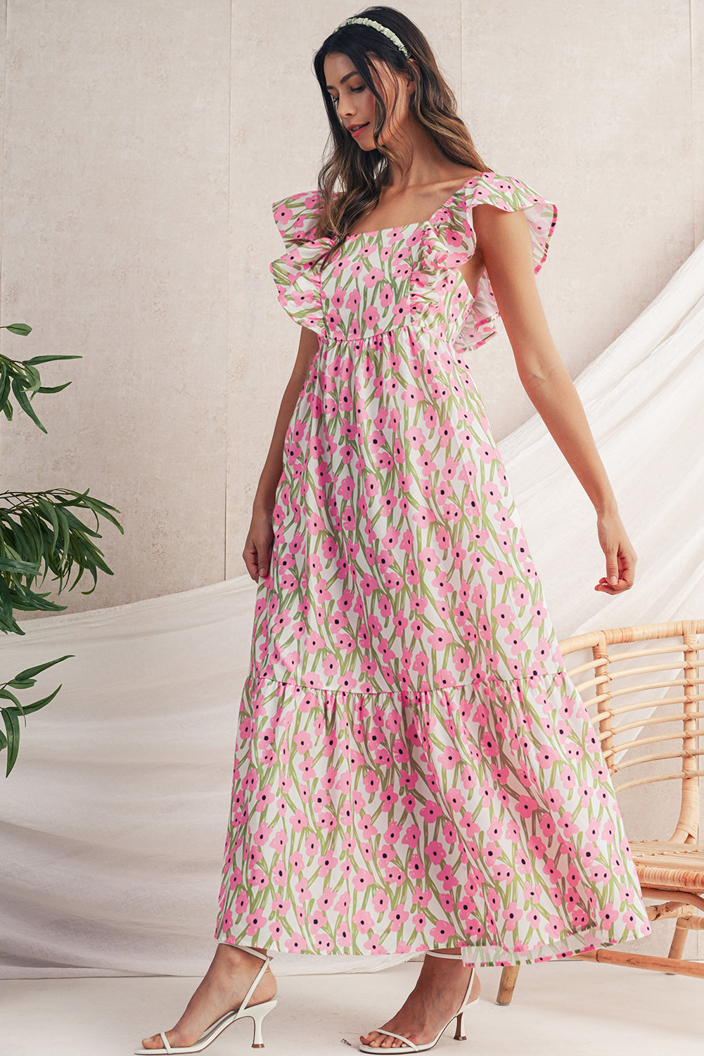 Maxivestido con estampado floral azul, escote cuadrado y tirantes con volantes