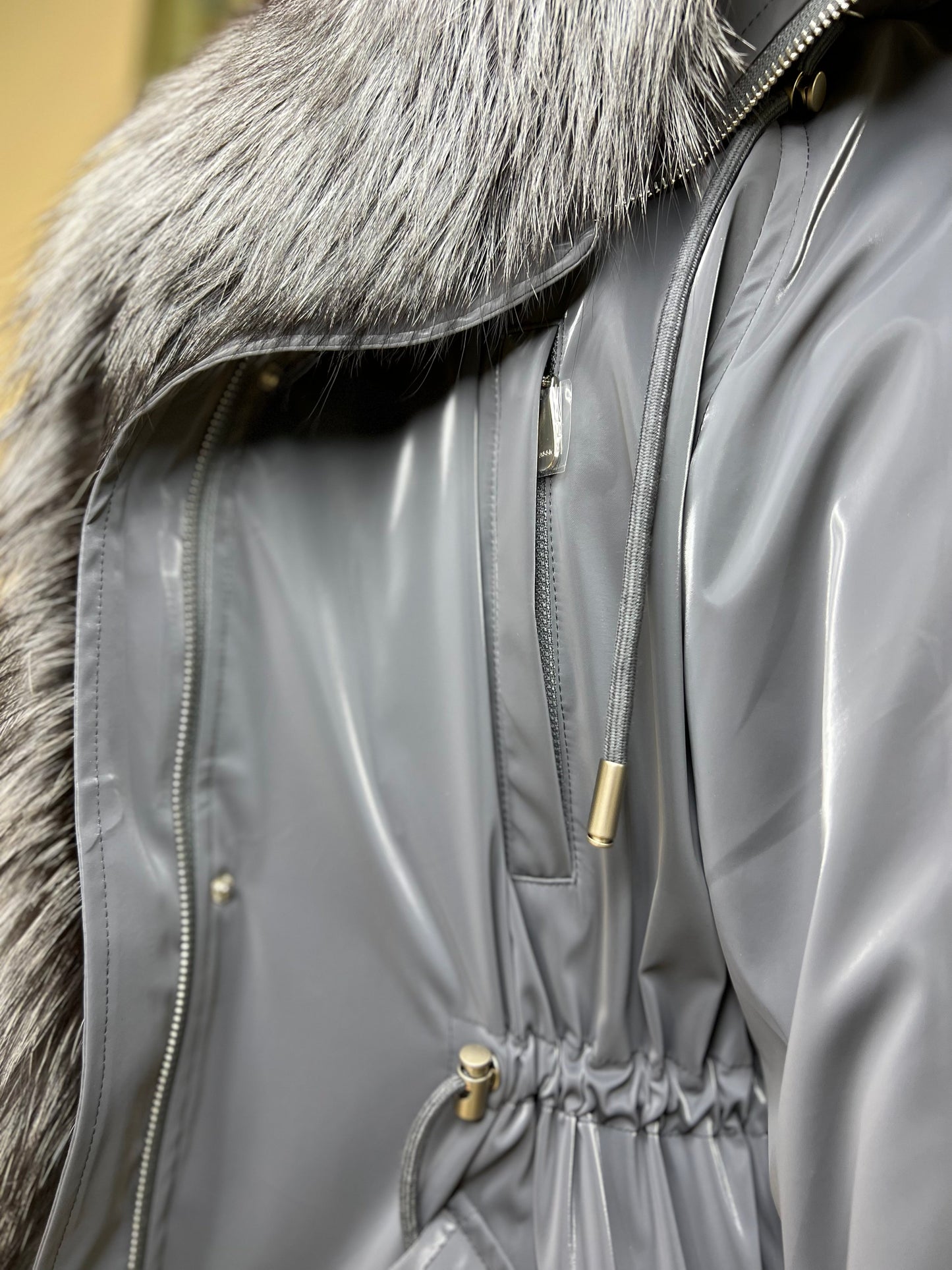 Parka Forrada con Capucha de Zorro Plateado Genuino y Aislamiento de Conejo