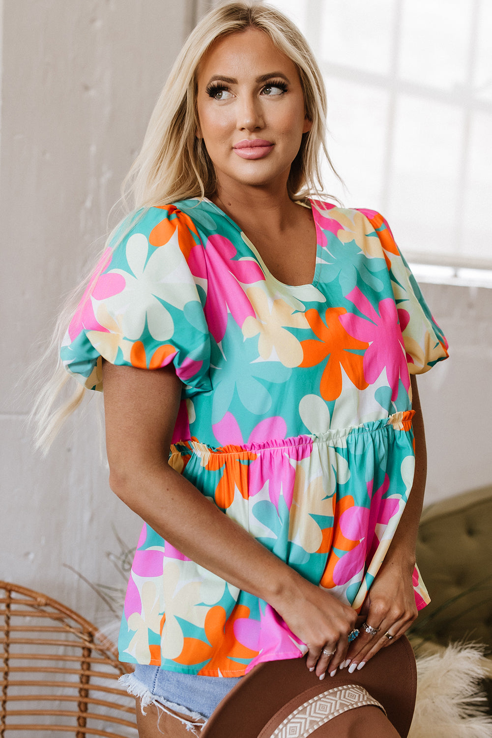 Blusa peplum con estampado floral rosa, cuello en V y mangas abullonadas