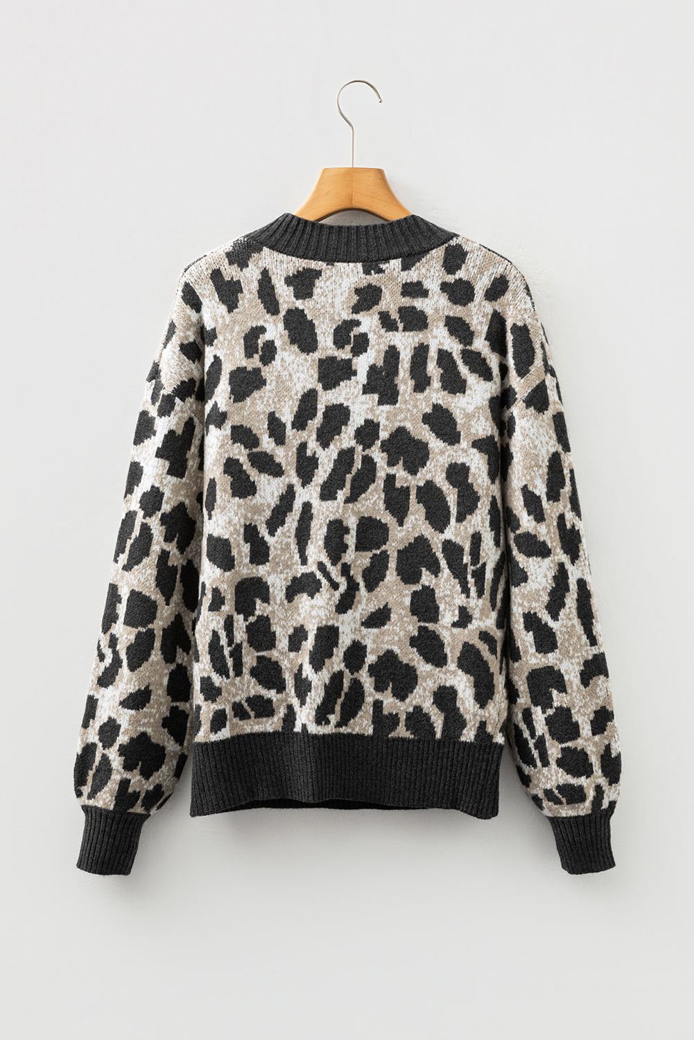 Suéter de cuello redondo con estampado de leopardo gris carbón y ribete en contraste