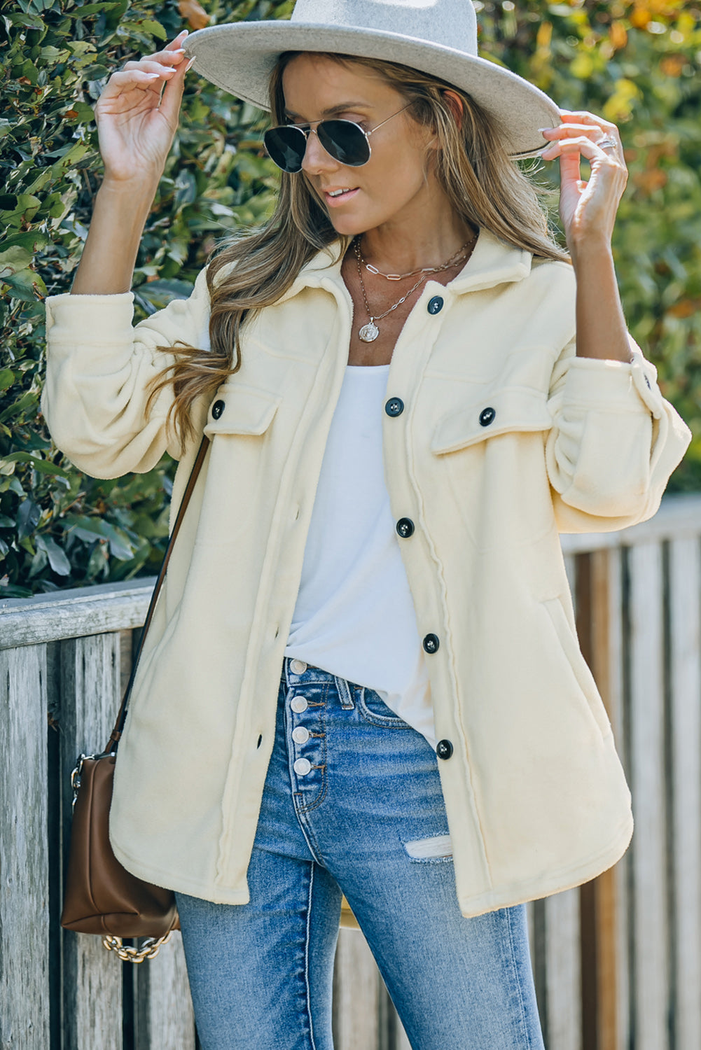Camisa-chaqueta con botones y cuello vuelto de color beige