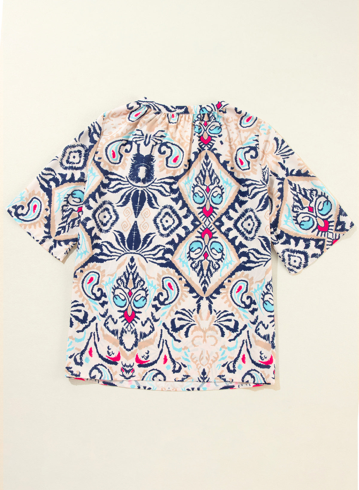 Blusa blanca abstracta estampada con cuello en V con muesca y manga dividida a la mitad