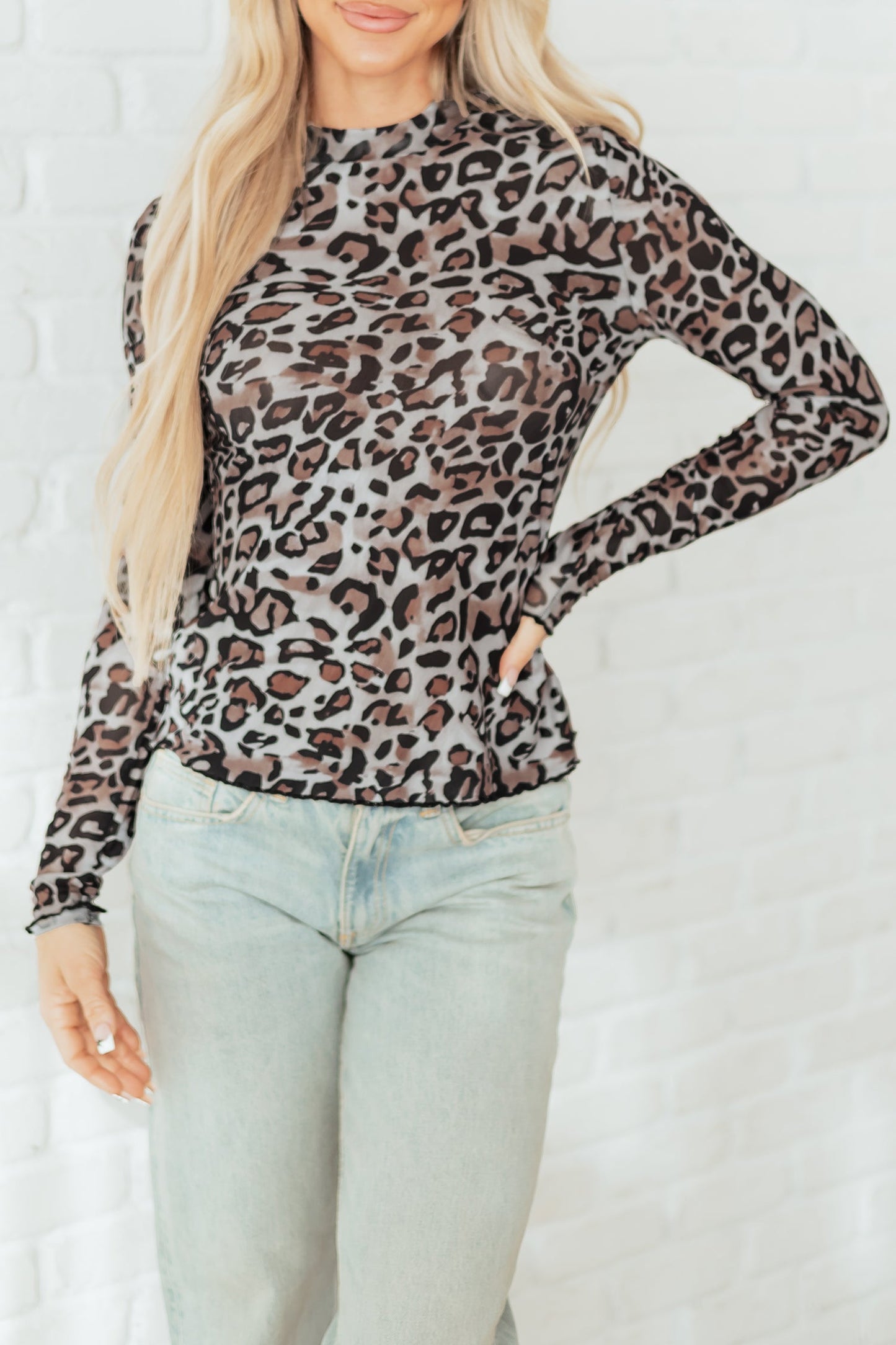 Top de manga larga de malla con cuello alto y estampado de leopardo marrón