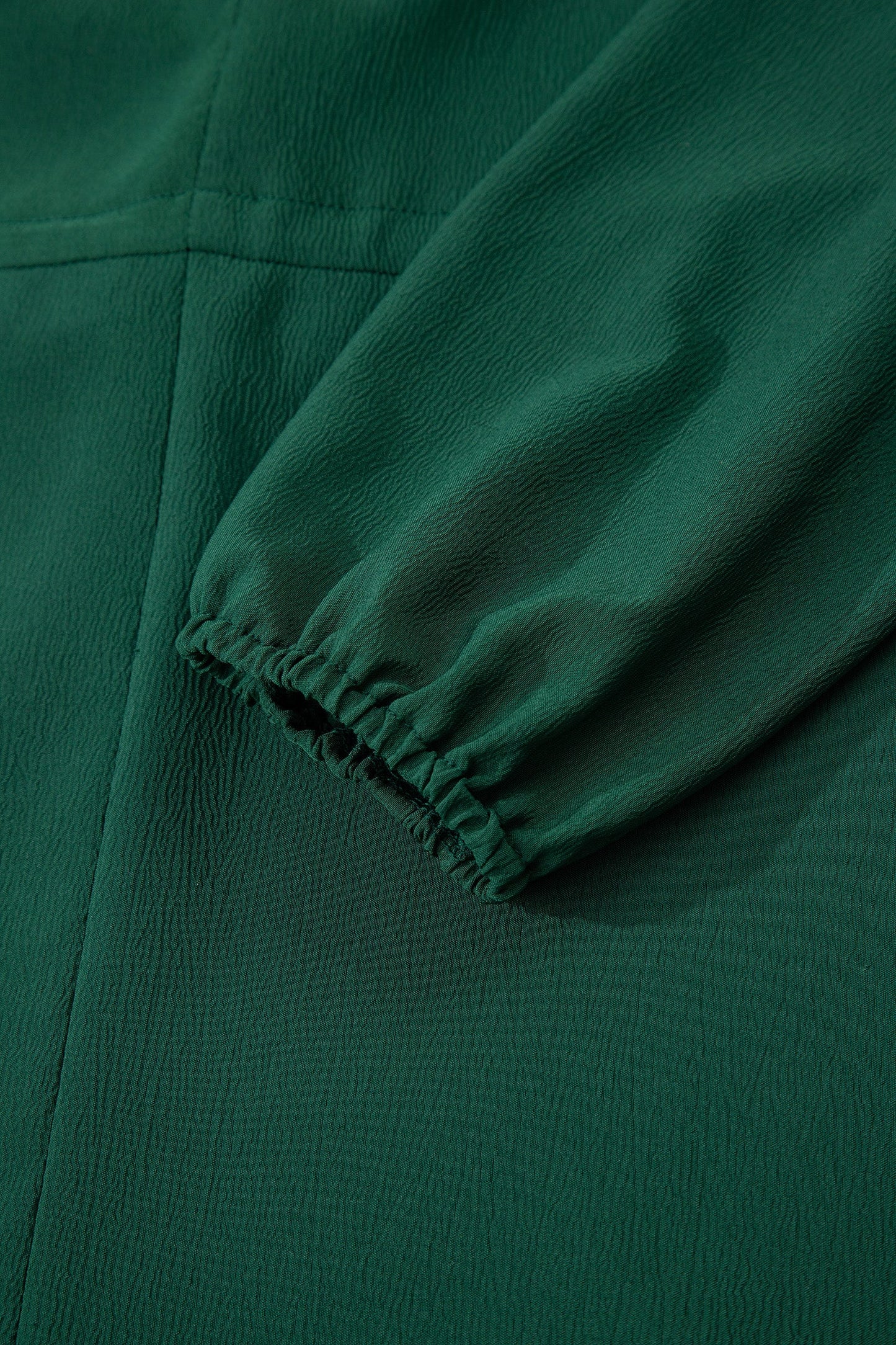 Vestido maxi escalonado con cuello en V y botones de manga larga, liso, verde negruzco