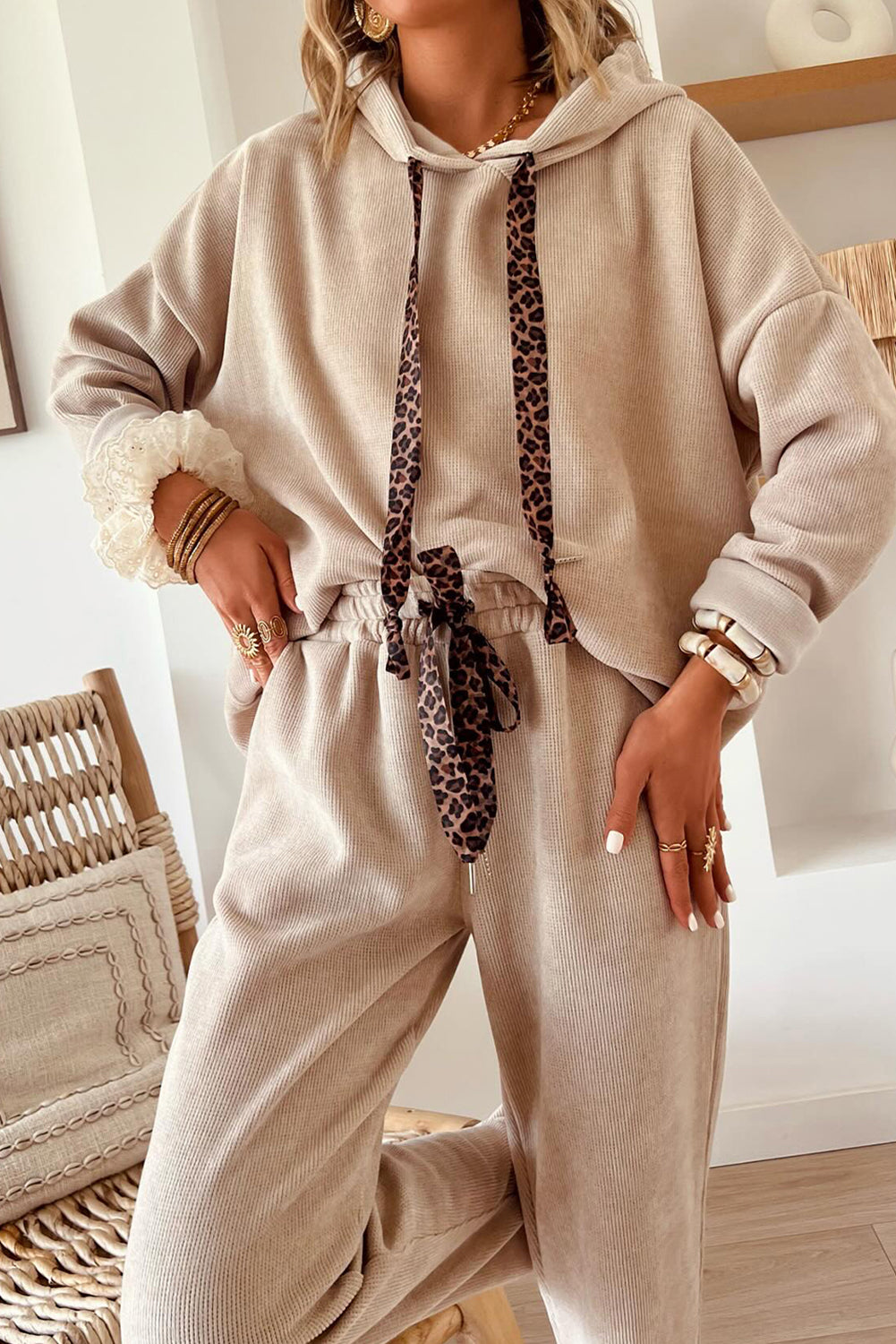 Sudadera con capucha y cordón gris humo y traje de pana de pantalón de talle alto