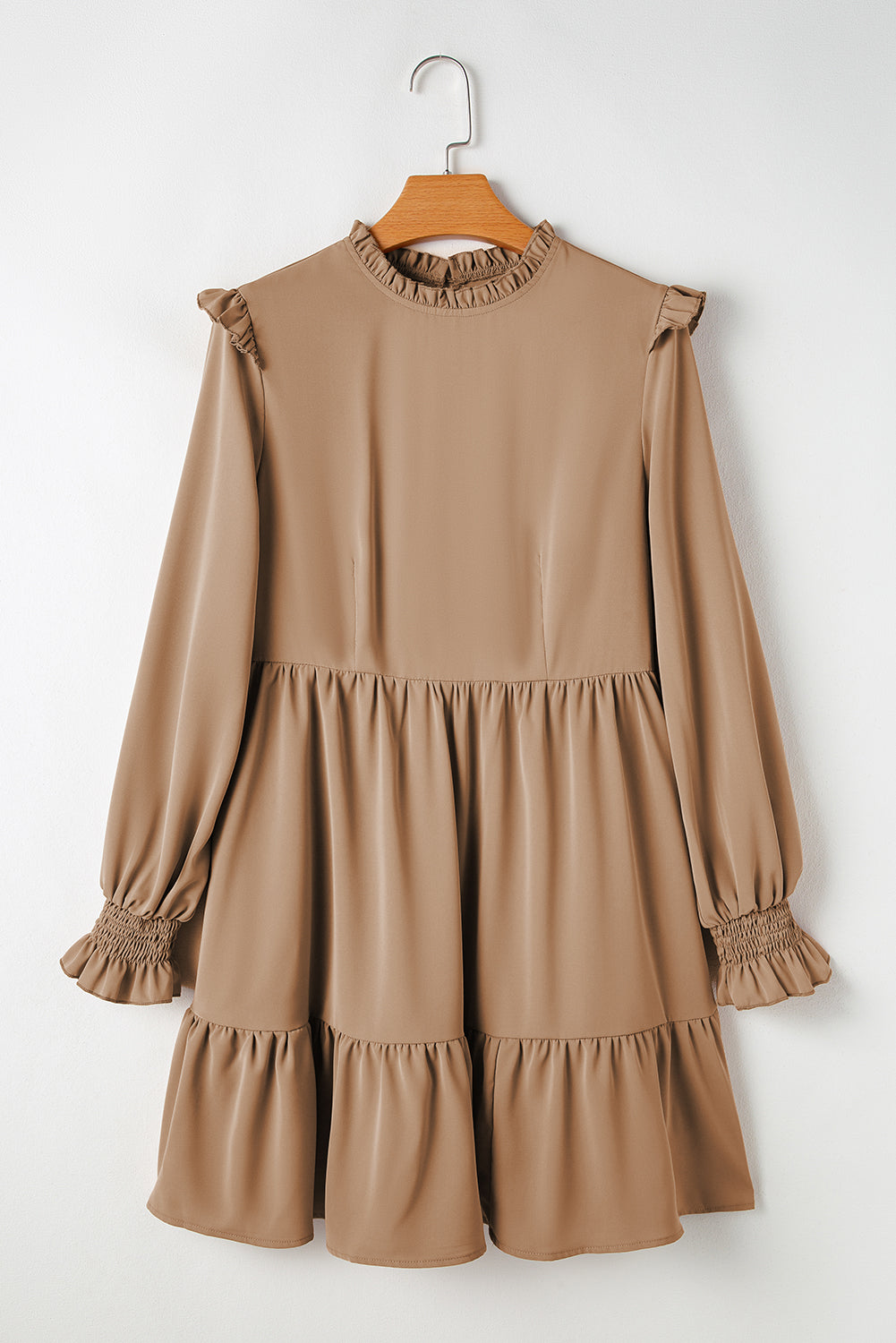 Vestido con volantes en el cuello, hombros fruncidos y niveles, color beige francés claro