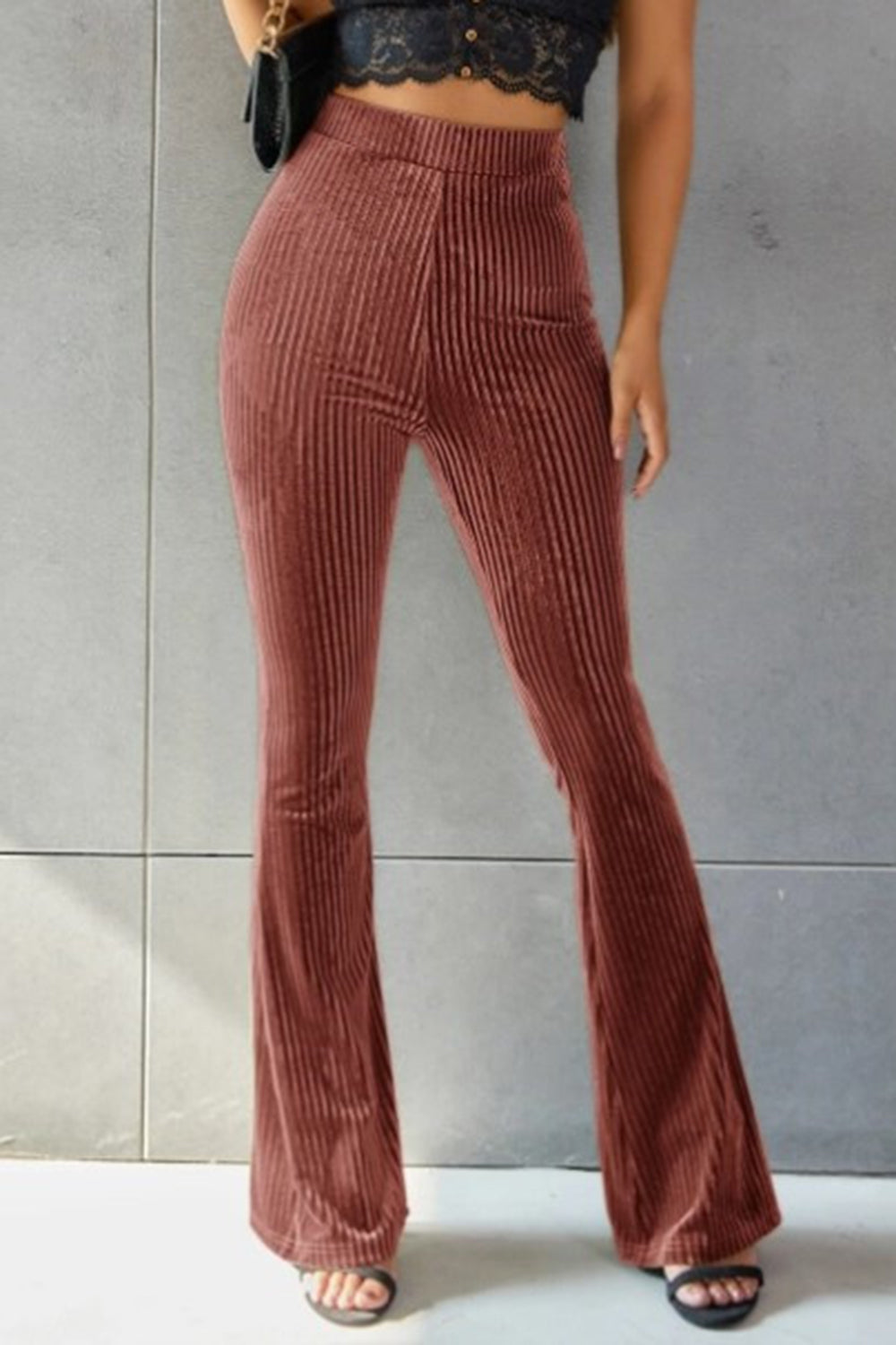 Pantalones acampanados de tiro alto acanalados