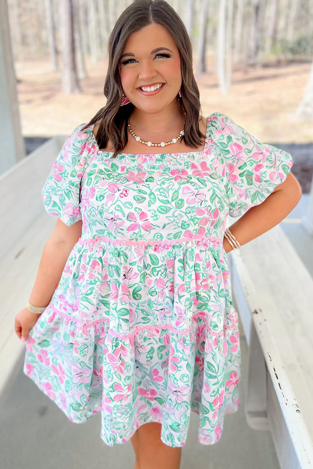 Minivestido de talla grande con estampado floral blanco, ribete de ric-rac y escote cuadrado