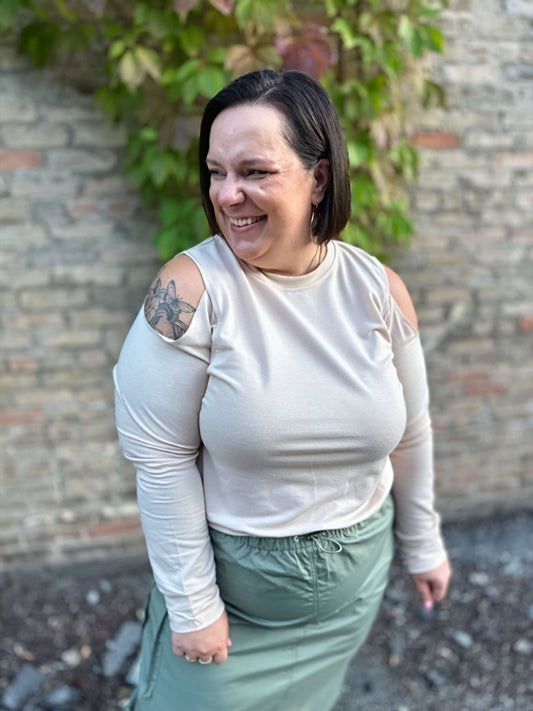 Blusa escotada con hombros descubiertos, cuidadosamente confeccionada