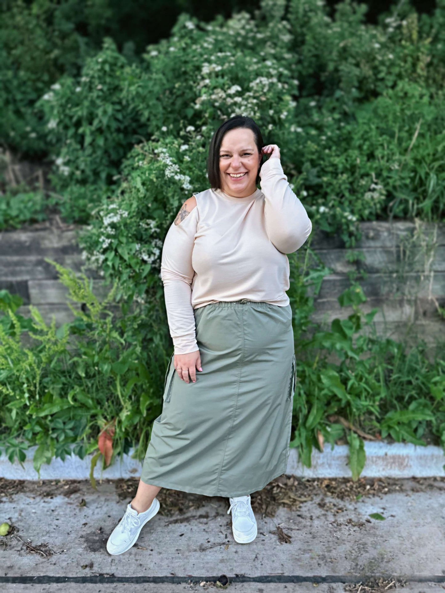 Blusa escotada con hombros descubiertos, cuidadosamente confeccionada