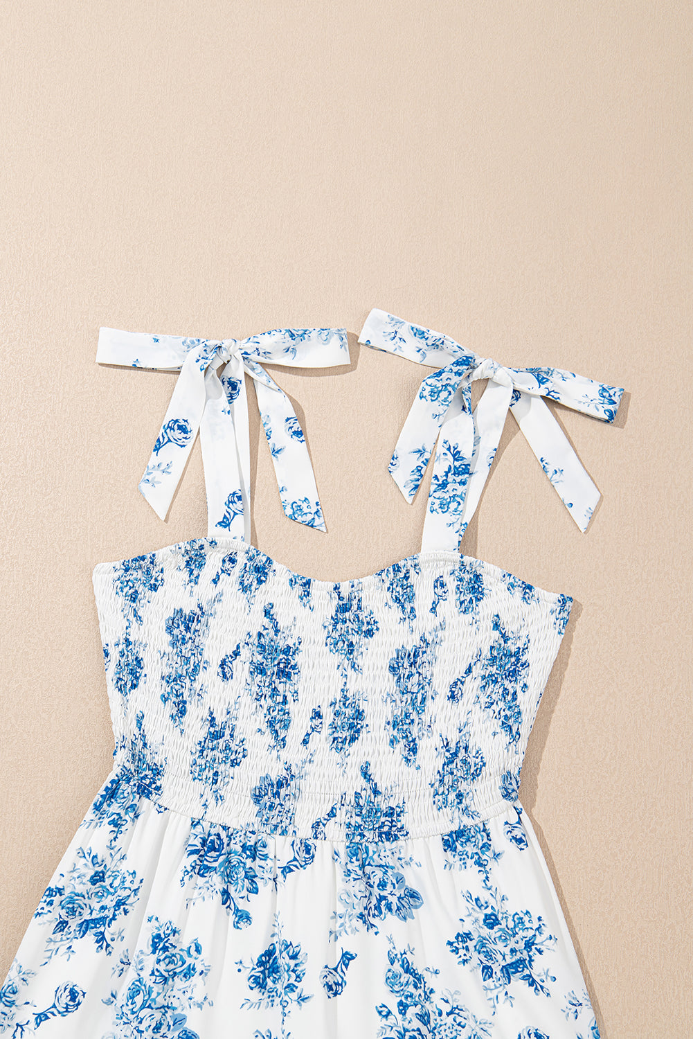 Vestido largo sin mangas con nudo en los hombros, fruncido y estampado floral azul cielo