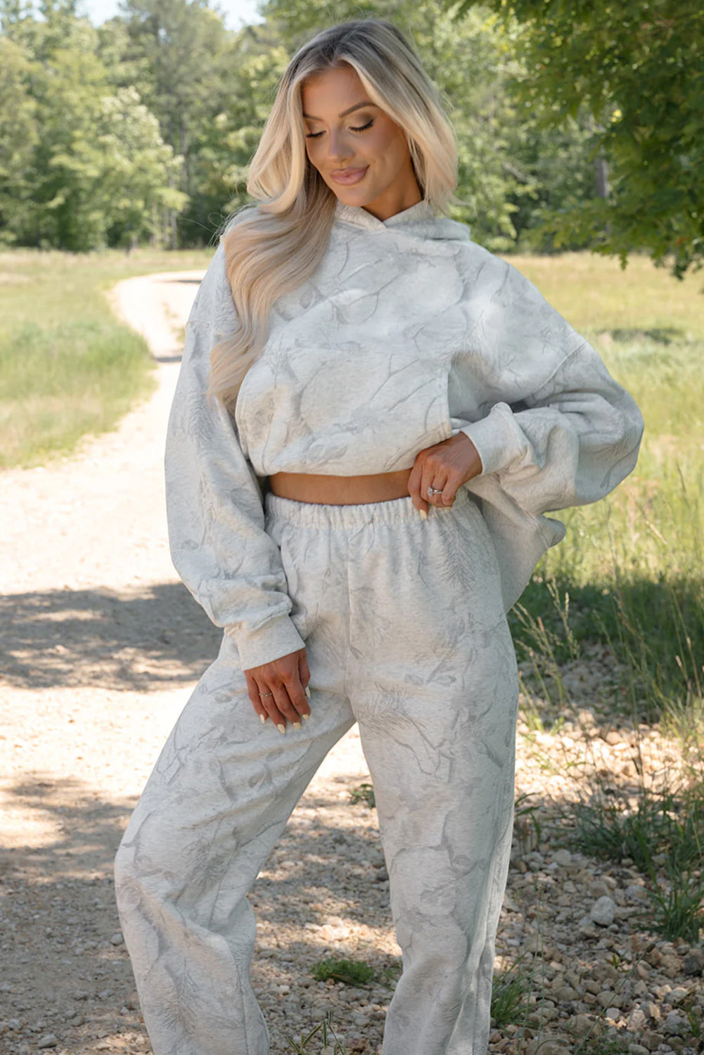 Conjunto de sudadera con capucha y pantalón holgado con estampado de camuflaje de plumas gris claro y manga caída