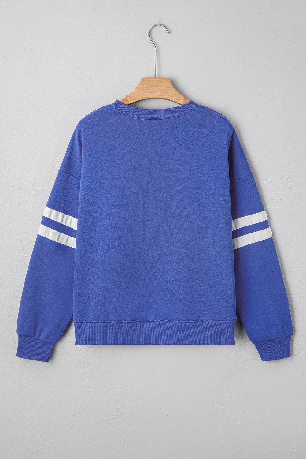 Sudadera Oversize Azul Cielo con Detalle de Rayas Universitarias y Hombros Caídos