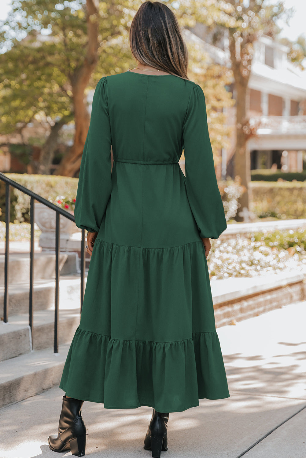 Vestido maxi escalonado con cuello en V y botones de manga larga, liso, verde negruzco