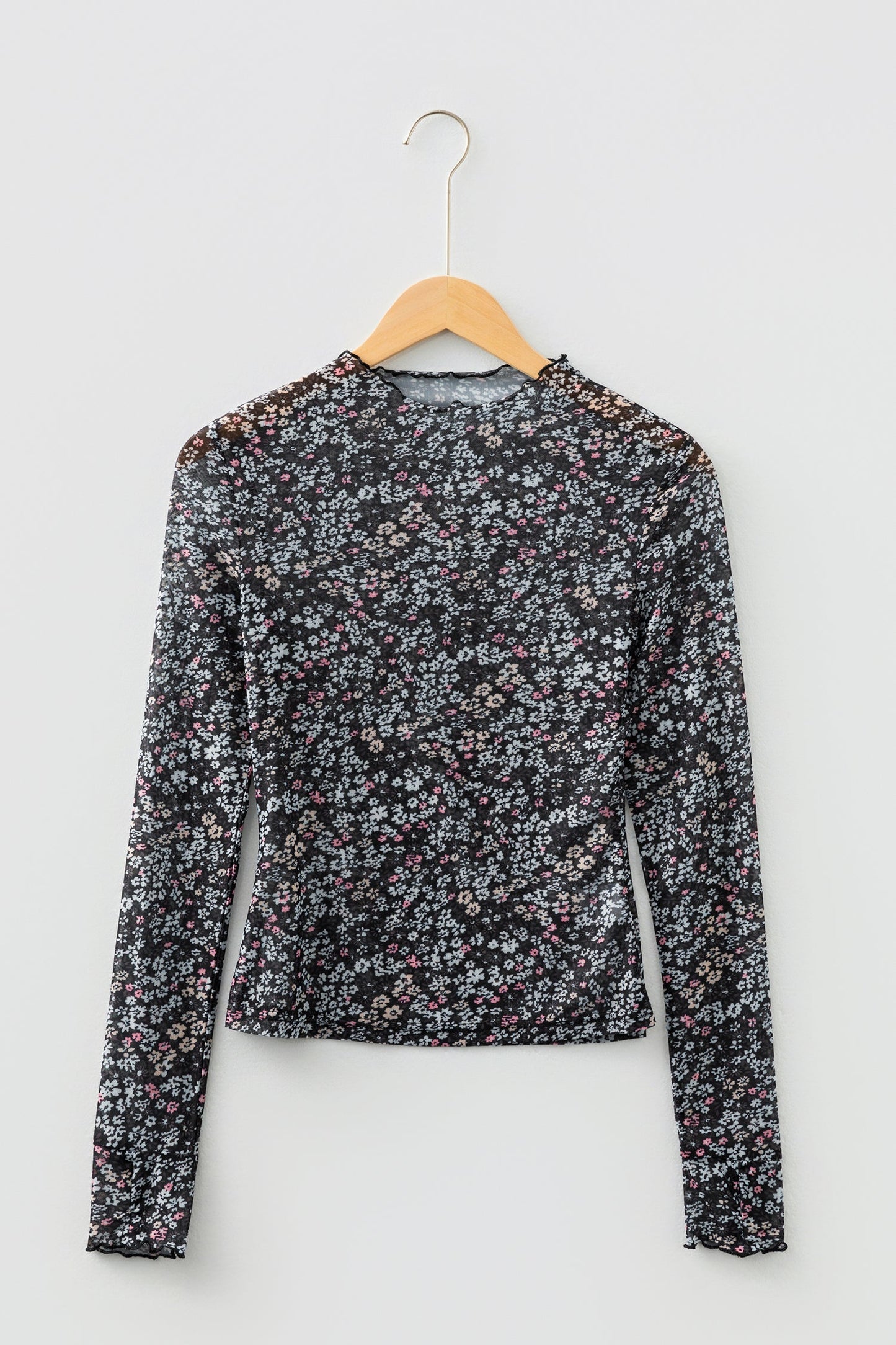 Top ajustado de malla con estampado floral pequeño y orificio para el pulgar