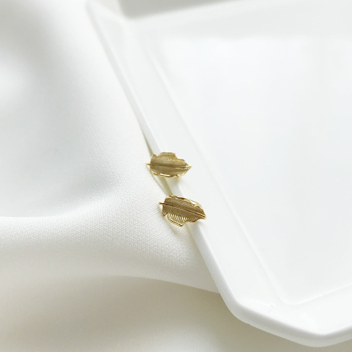S925 Silver Carved Leaf Earstud