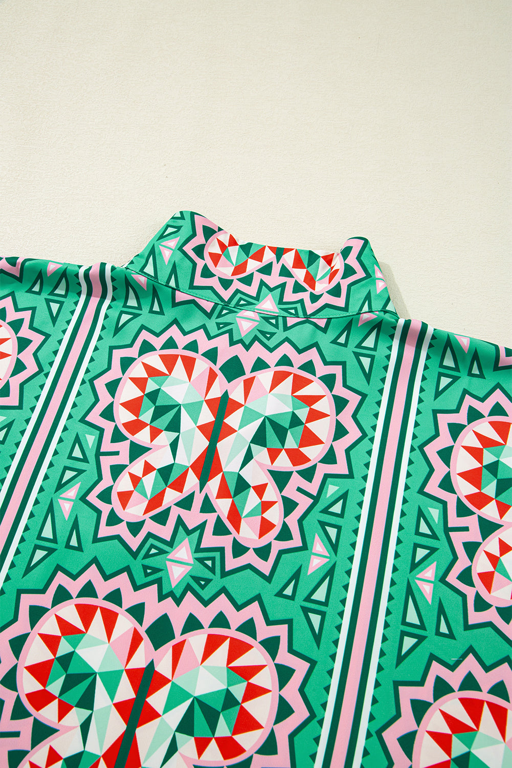 Blusa con cuello en V, estampado abstracto bohemio en verde mar y rayas en contraste