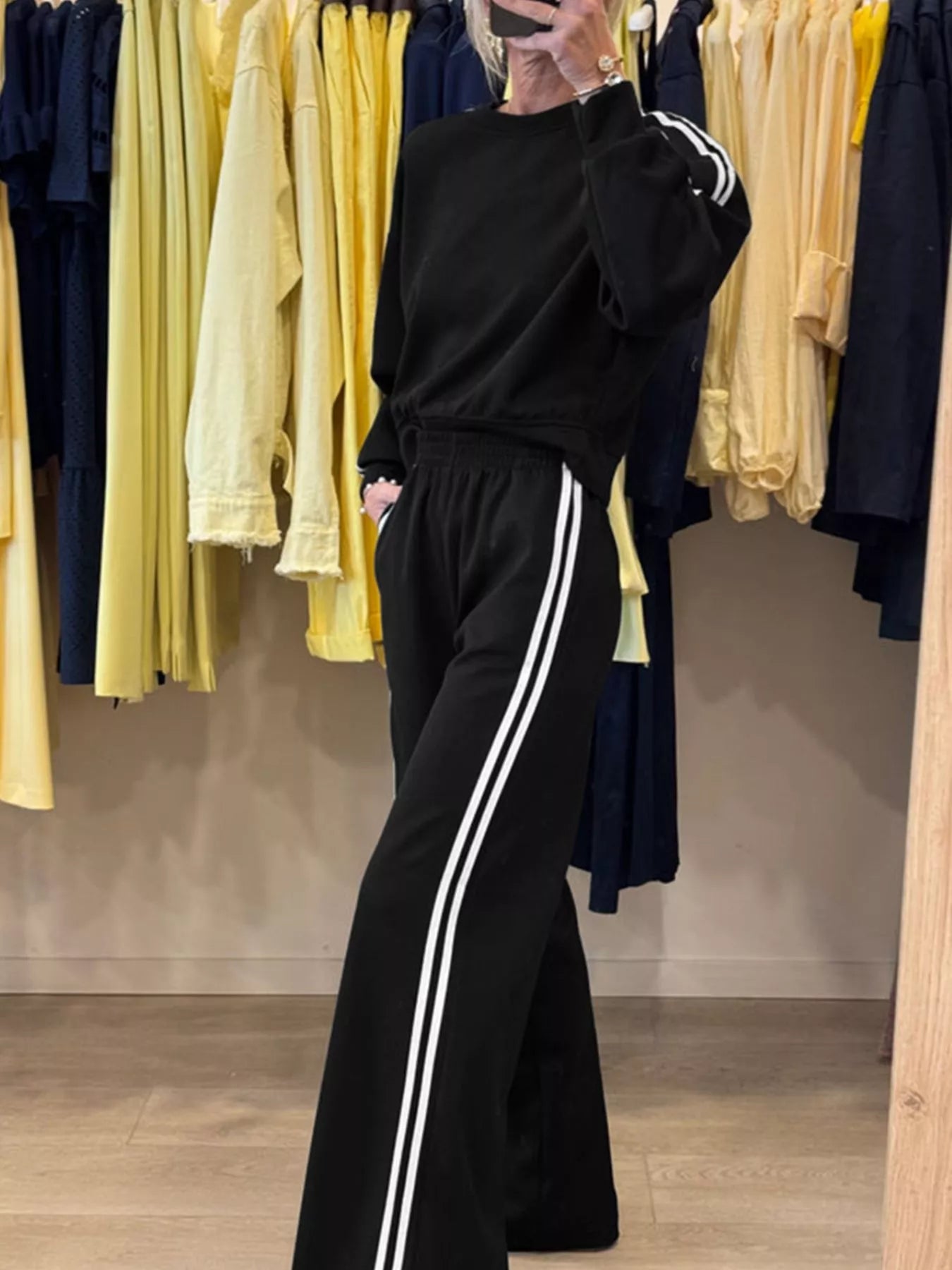Conjunto de 2 piezas de top de cuello redondo con detalle a rayas y pantalones de chándal elásticos