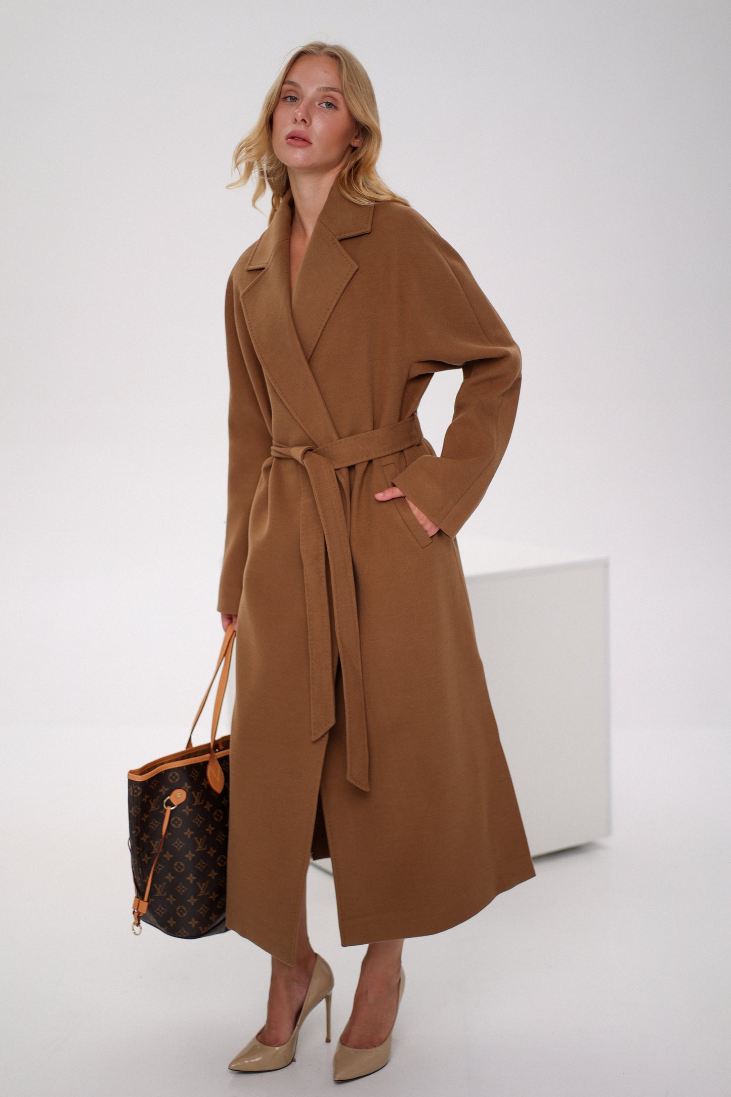 Abrigo Cambridge Comfort cruzado de lana y cachemira en color camel oscuro